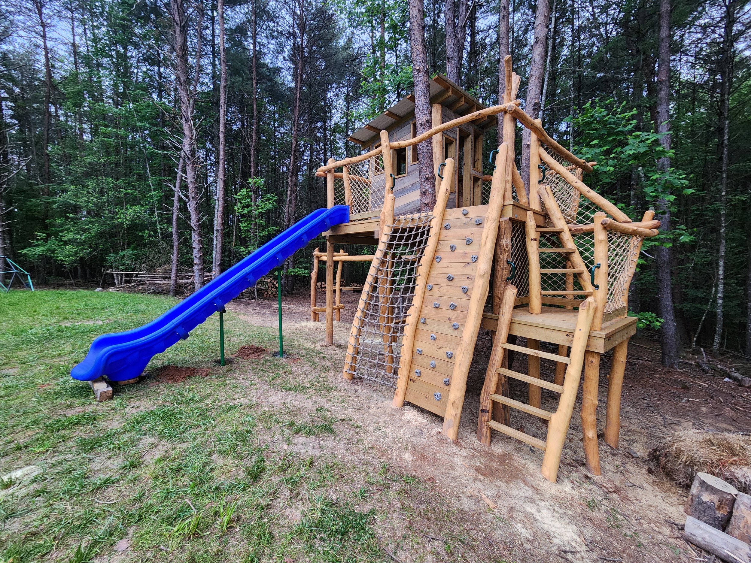 cottage-park-morganton-nc-custom-black-locust-playground-treehouse-overview-003.jpeg