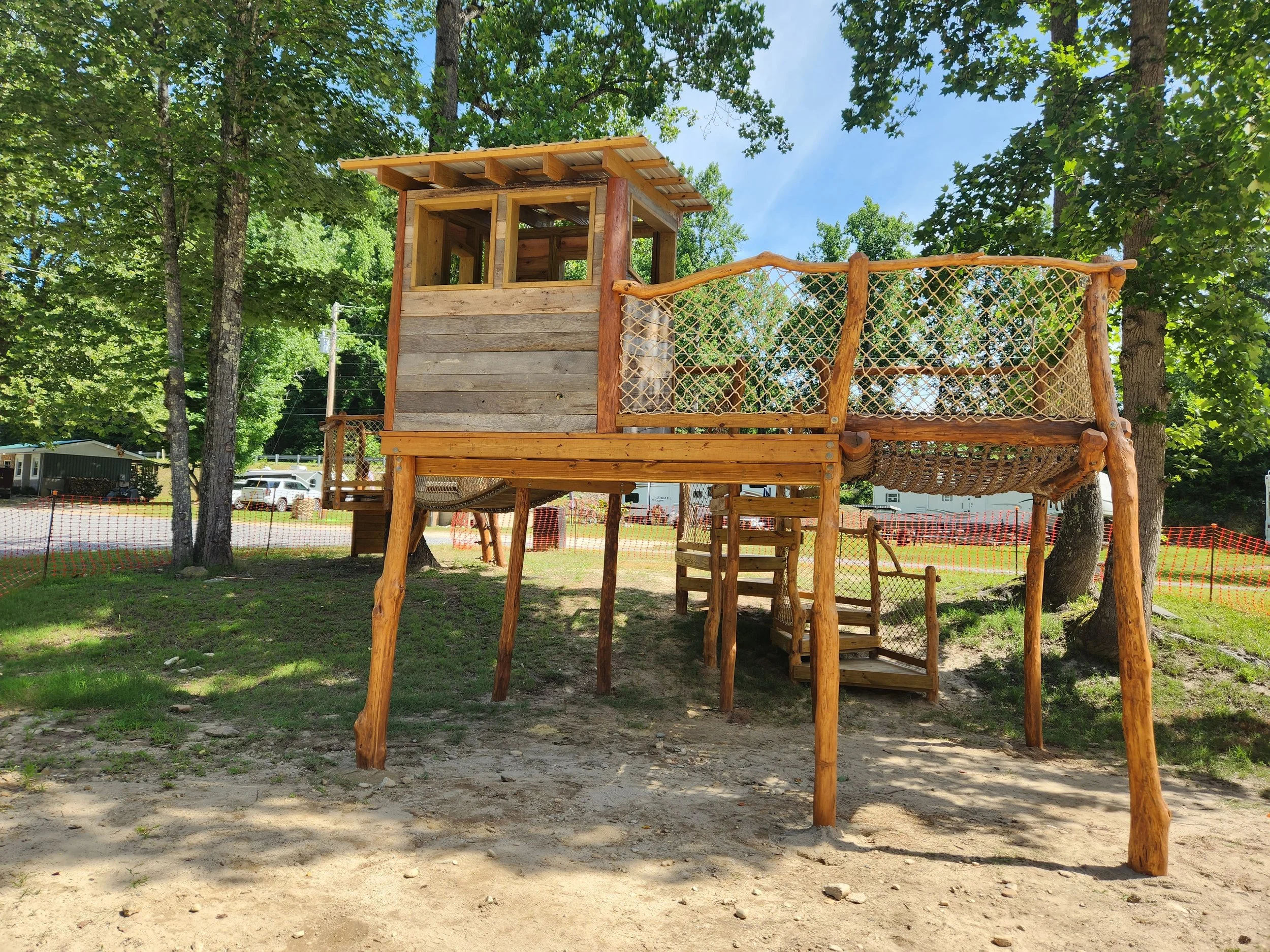 morganton-nc-horseshoe-bend-family-campground-custom-black-locust-playground-treehouse-overview-000.jpg