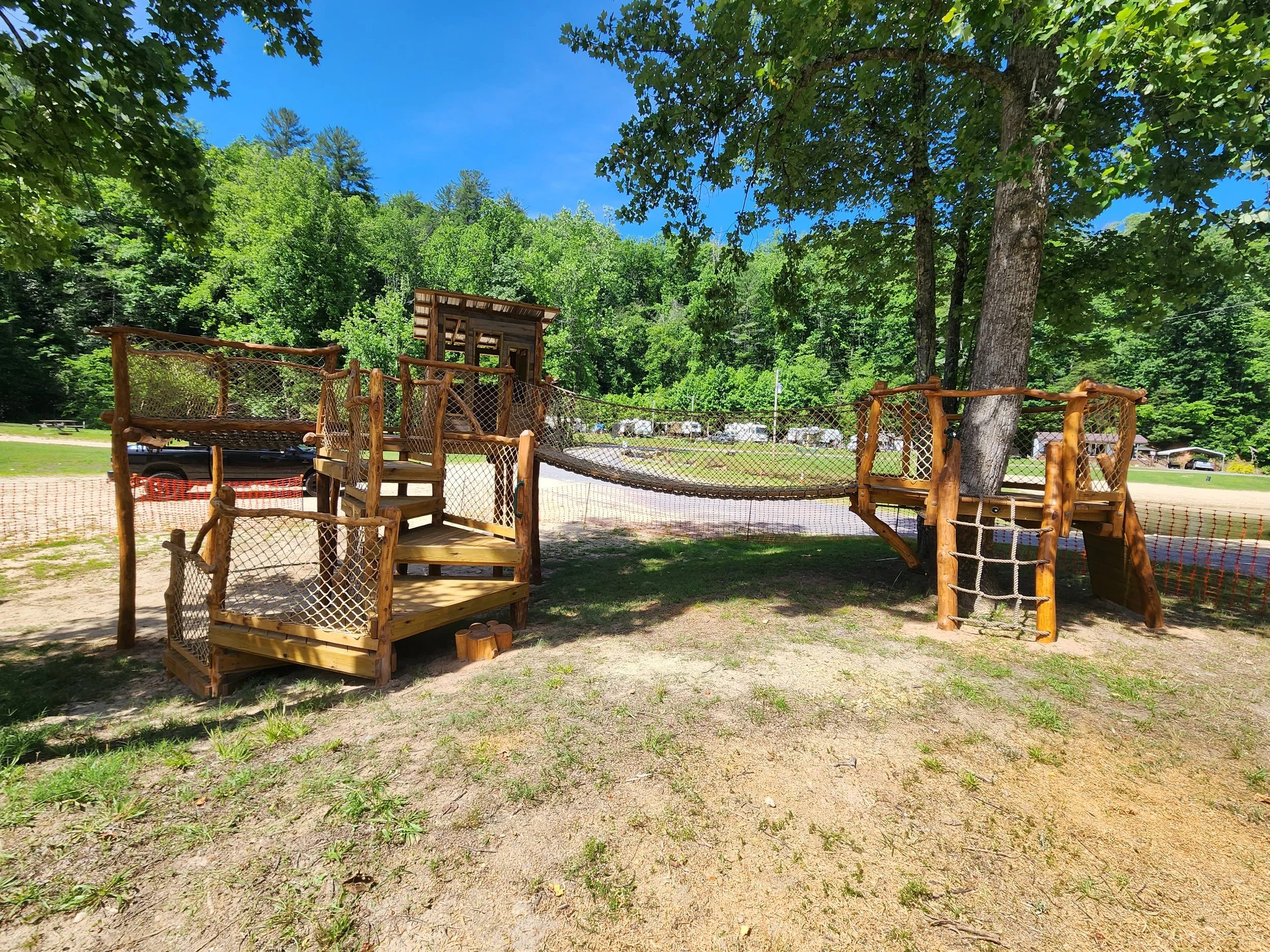 morganton-nc-horseshoe-bend-family-campground-custom-black-locust-playground-treehouse-overview-001.jpg