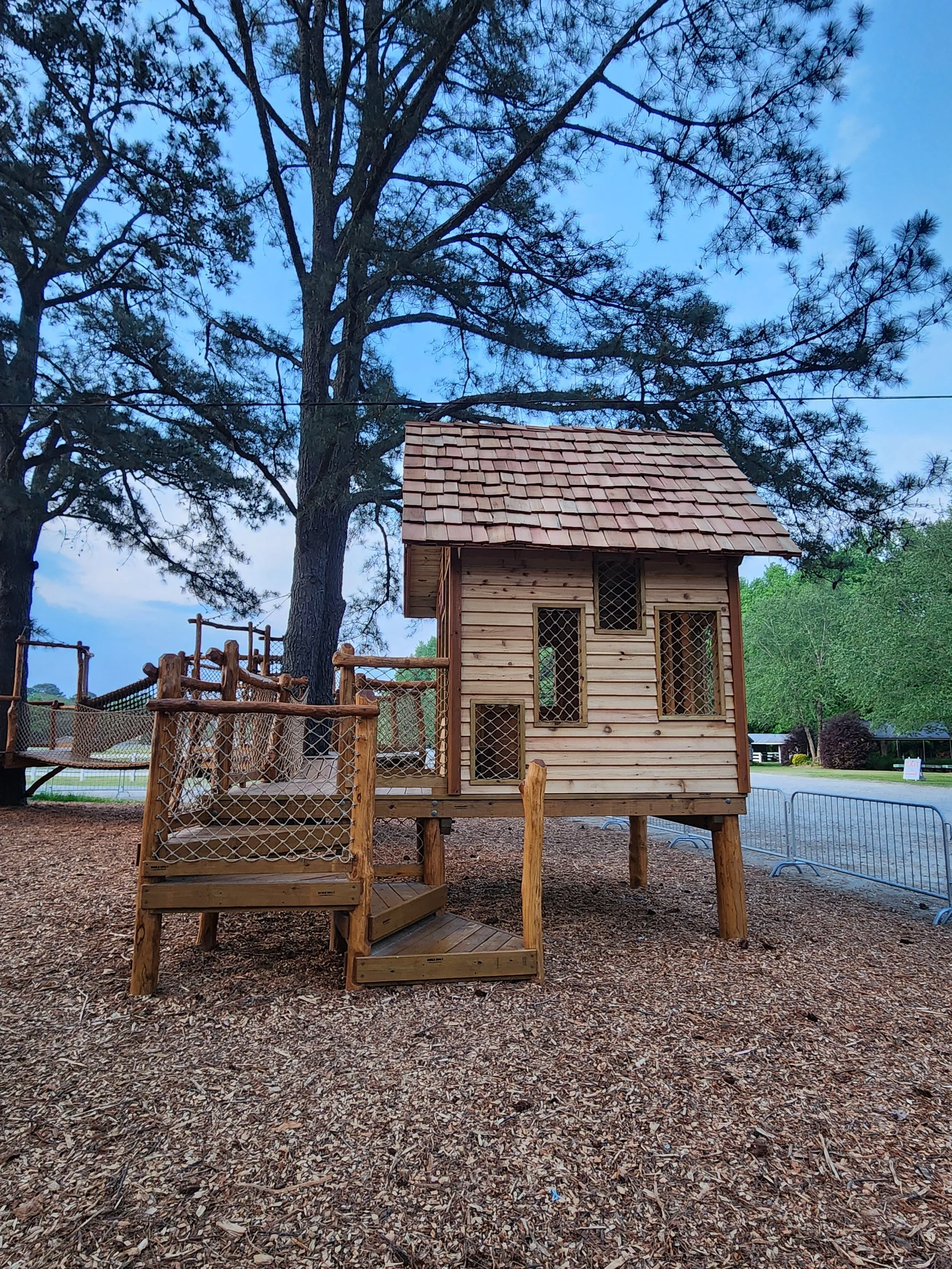 virginia-beach-va-custom-black-locust-playground-treehouse-treehouse-exterior-003.jpg