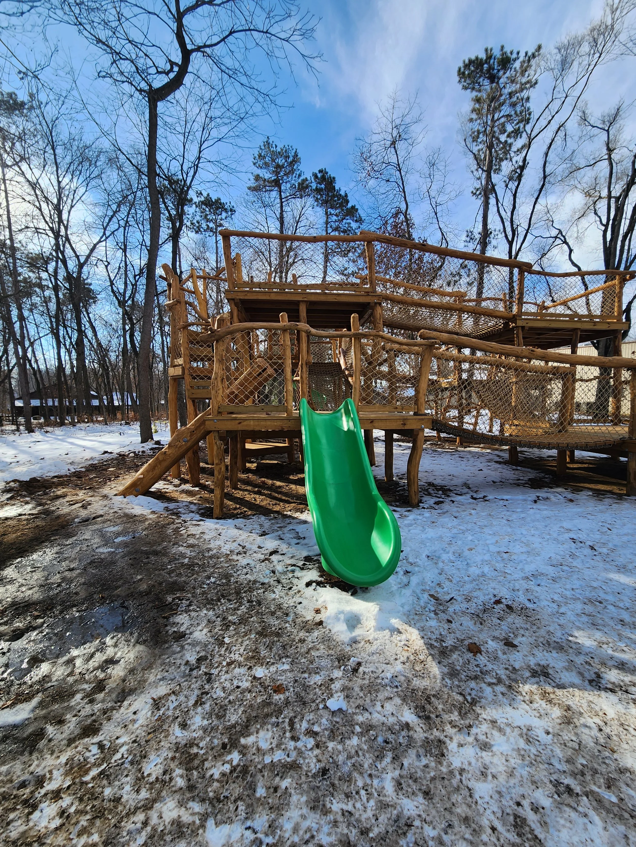 lafayette-in-custom-black-locust-playground-treehouse-materials-000.jpg