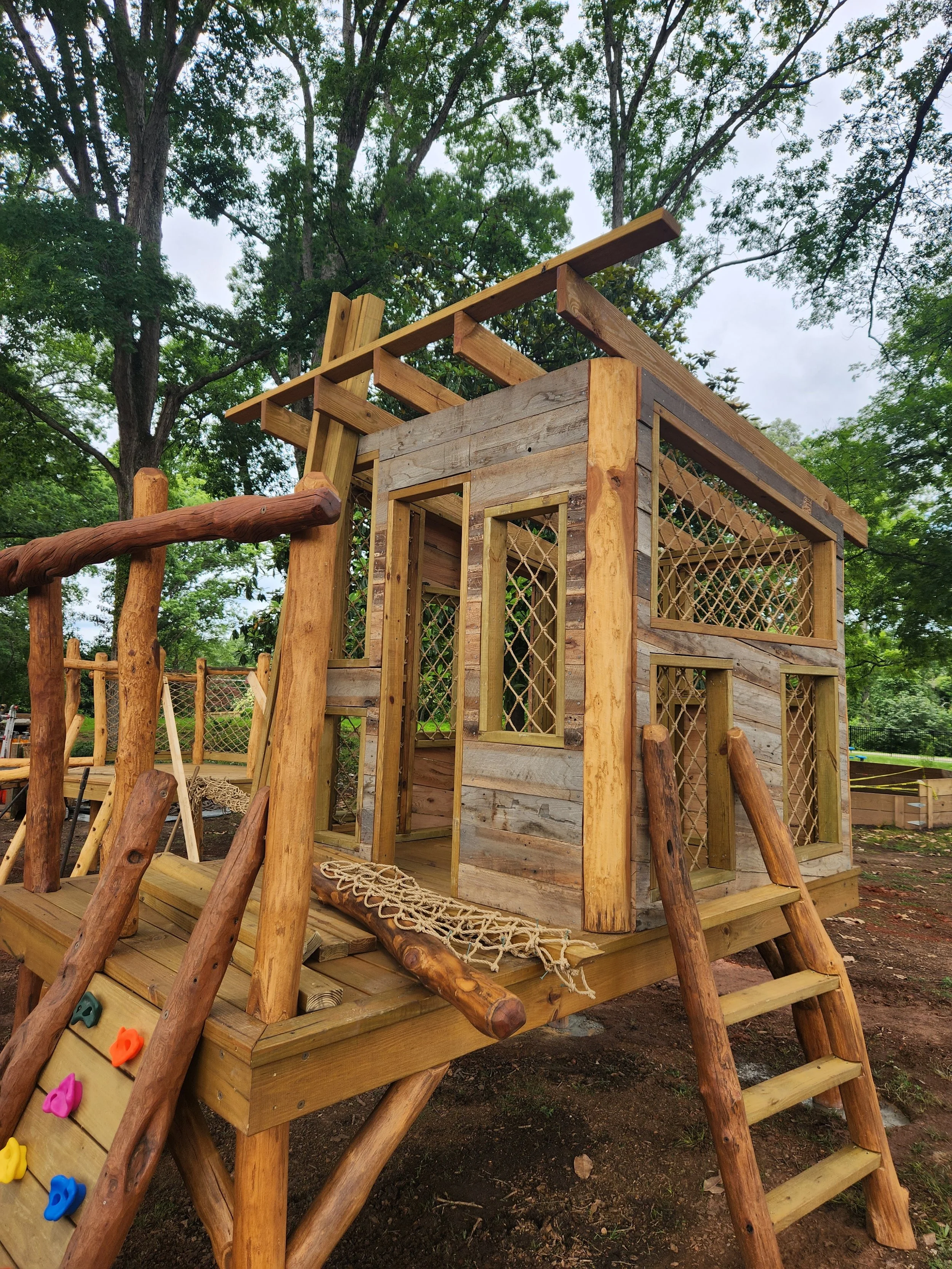 davidson-nc-custom-black-locust-playground-treehouse-treehouse-exterior-000.jpeg