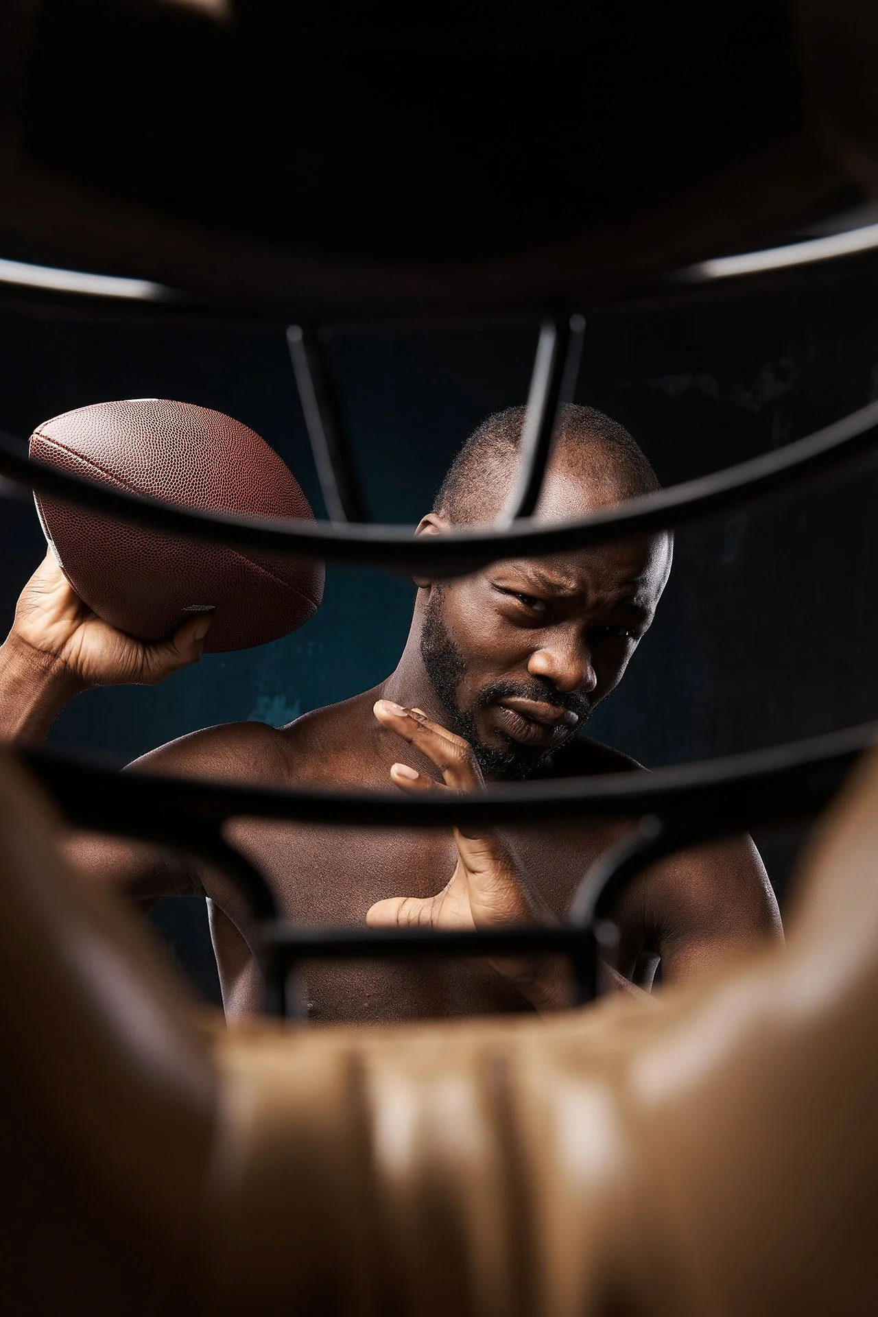 Athlète_avec_le_ballon_de_football_derrière_l'équipement_de_protection.jpg