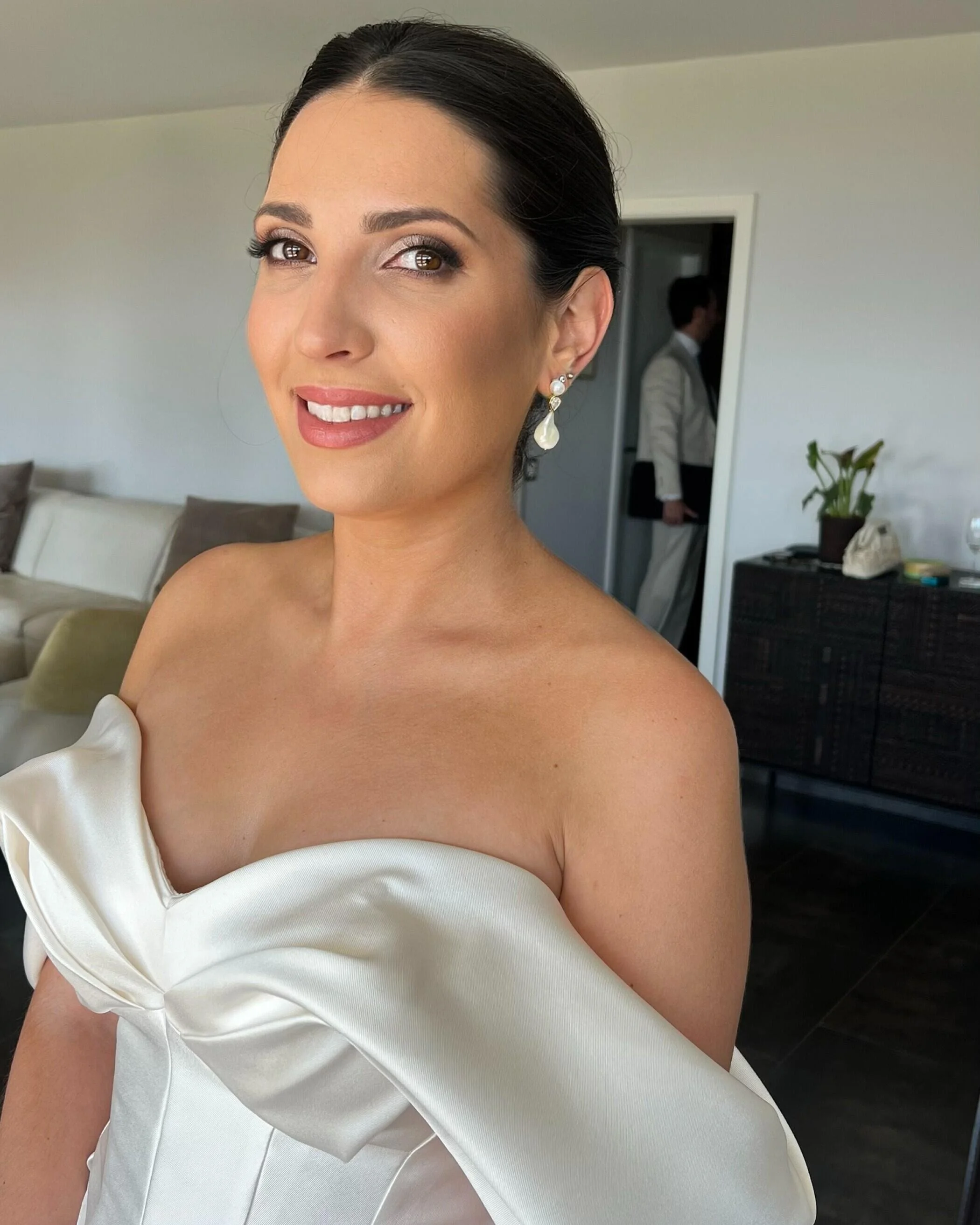 Braut_im_weißen_Kleid_mit_schulterfreien_Ärmeln.jpg