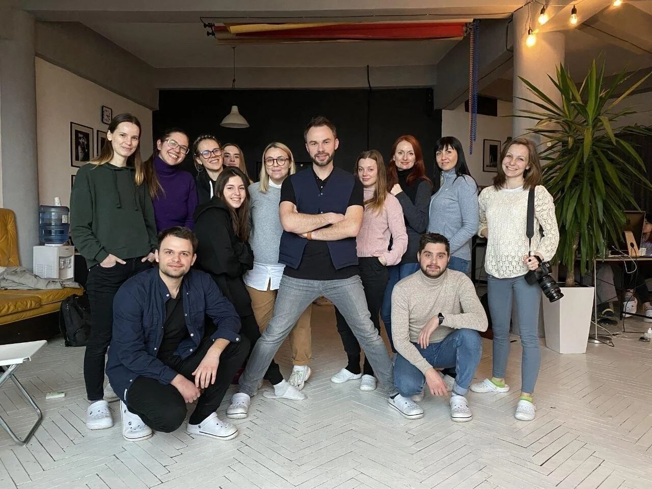 Group_of_people_in_casual_clothing_posing_indoors.jpg