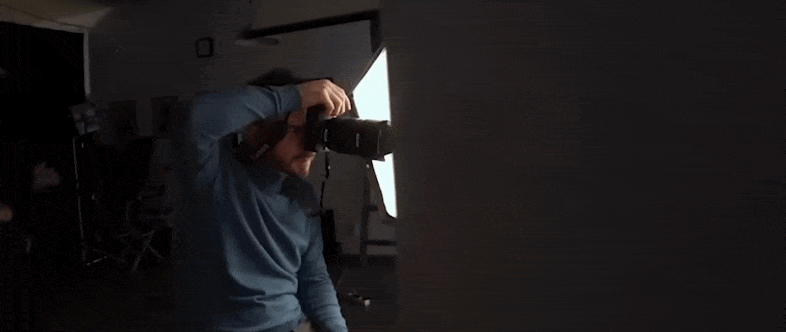 Photographe professionnel au travail dans un studio, capturant un portrait à l'aide d'un flash