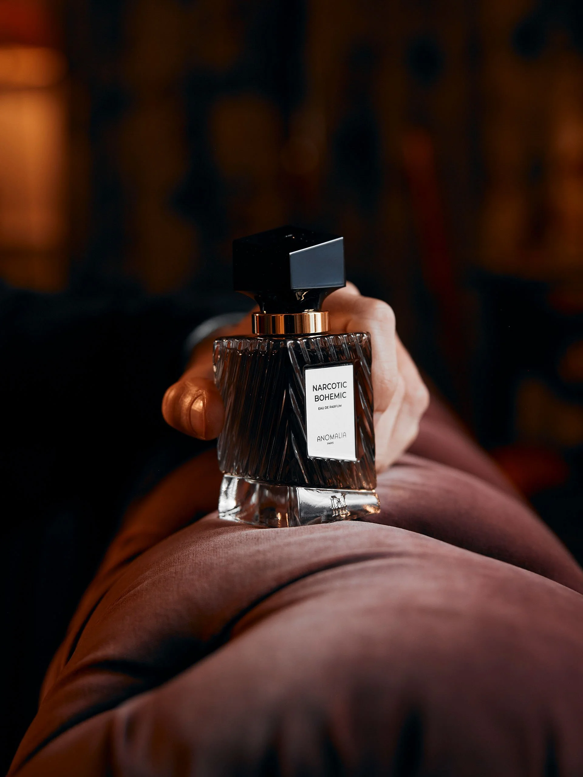 Main_tenant_le_perfum_narcotique_bohémien_sur_tissu_plush.jpg
