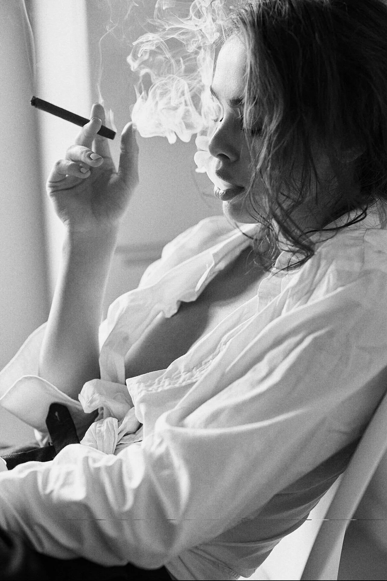 Woman_in_white_shirt_smoking_with_soft_light.jpg
