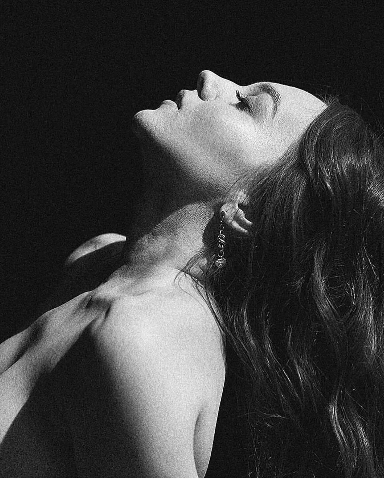 Profile_of_a_woman_with_long_hair_in_black_and_white.jpeg
