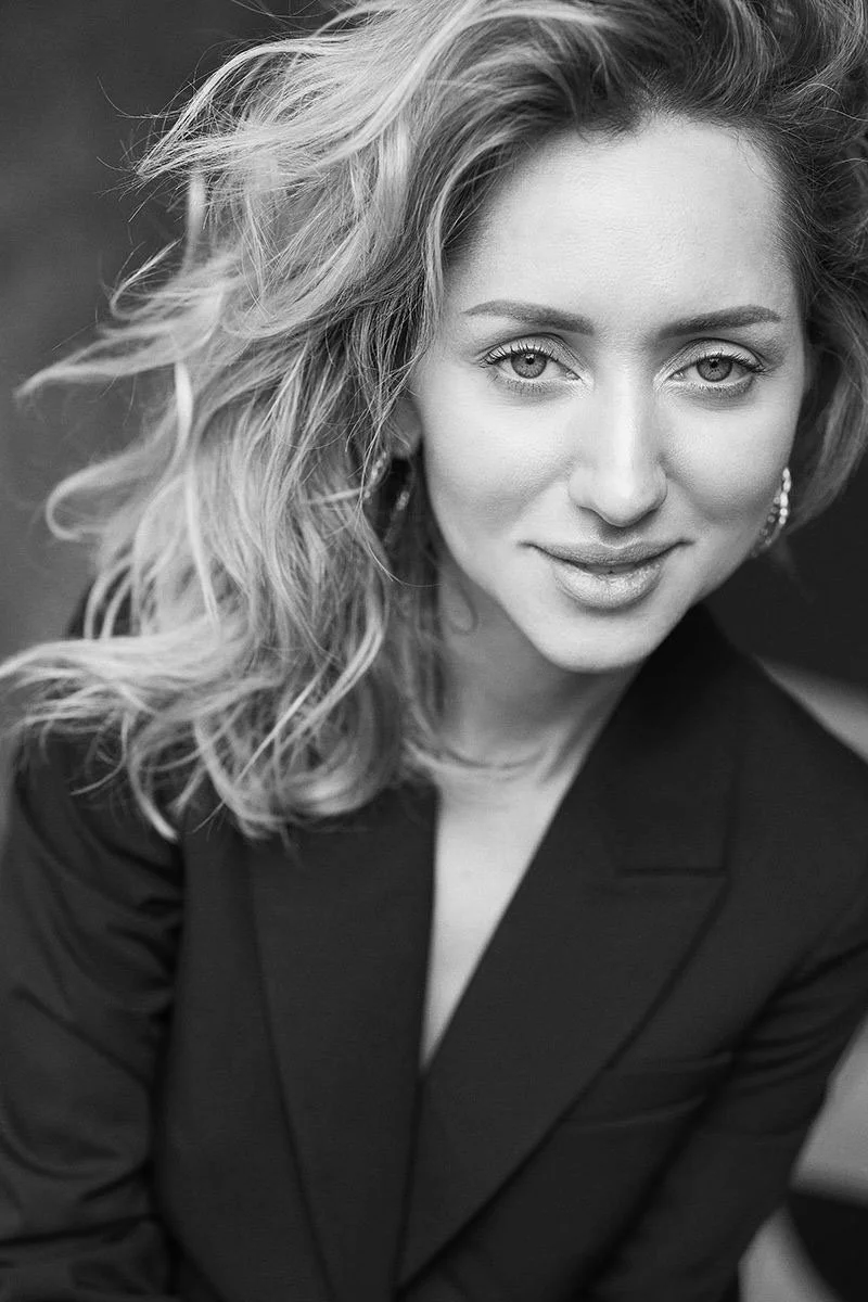 Femme_en_Blazer_noir_avec_des_cheveux_ondulés.jpg