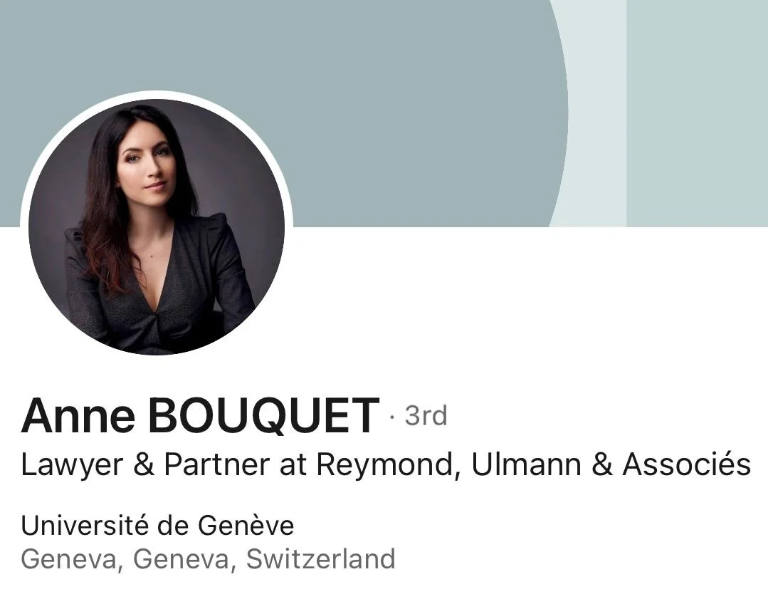 Femme_en_Blazer_noir_avec_des_cheveux_longs_sur_un_fond_lumineux.jpeg