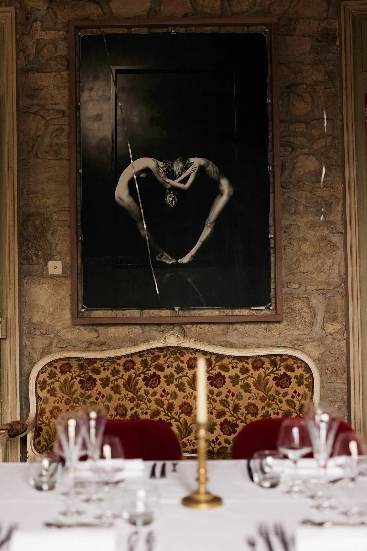 Artistic_dining_setting_with_vintage_decor_and_framed_artwork.jpeg