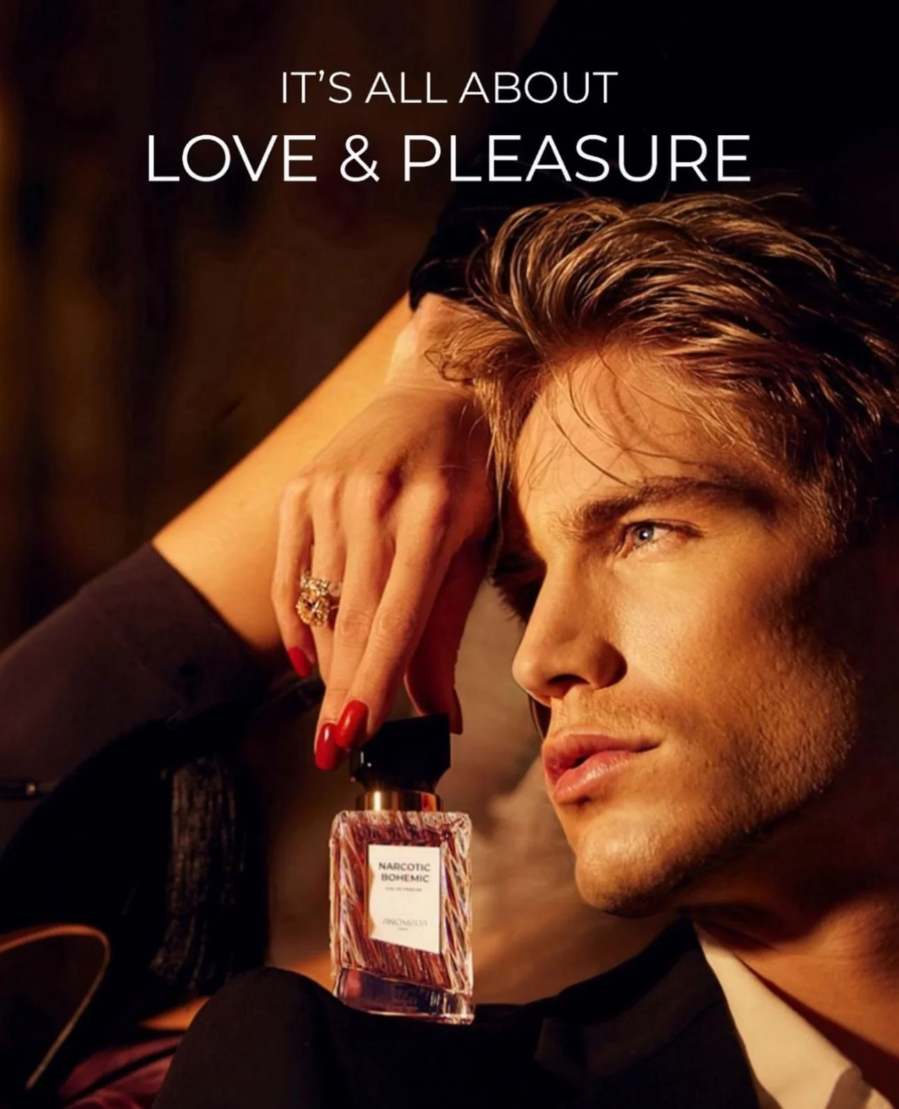 Un homme pose avec un flacon de parfum, la main posée sur le visage, dans une lumière douce et chaude. Capturé à Zurich par un photographe portraitiste professionnel.