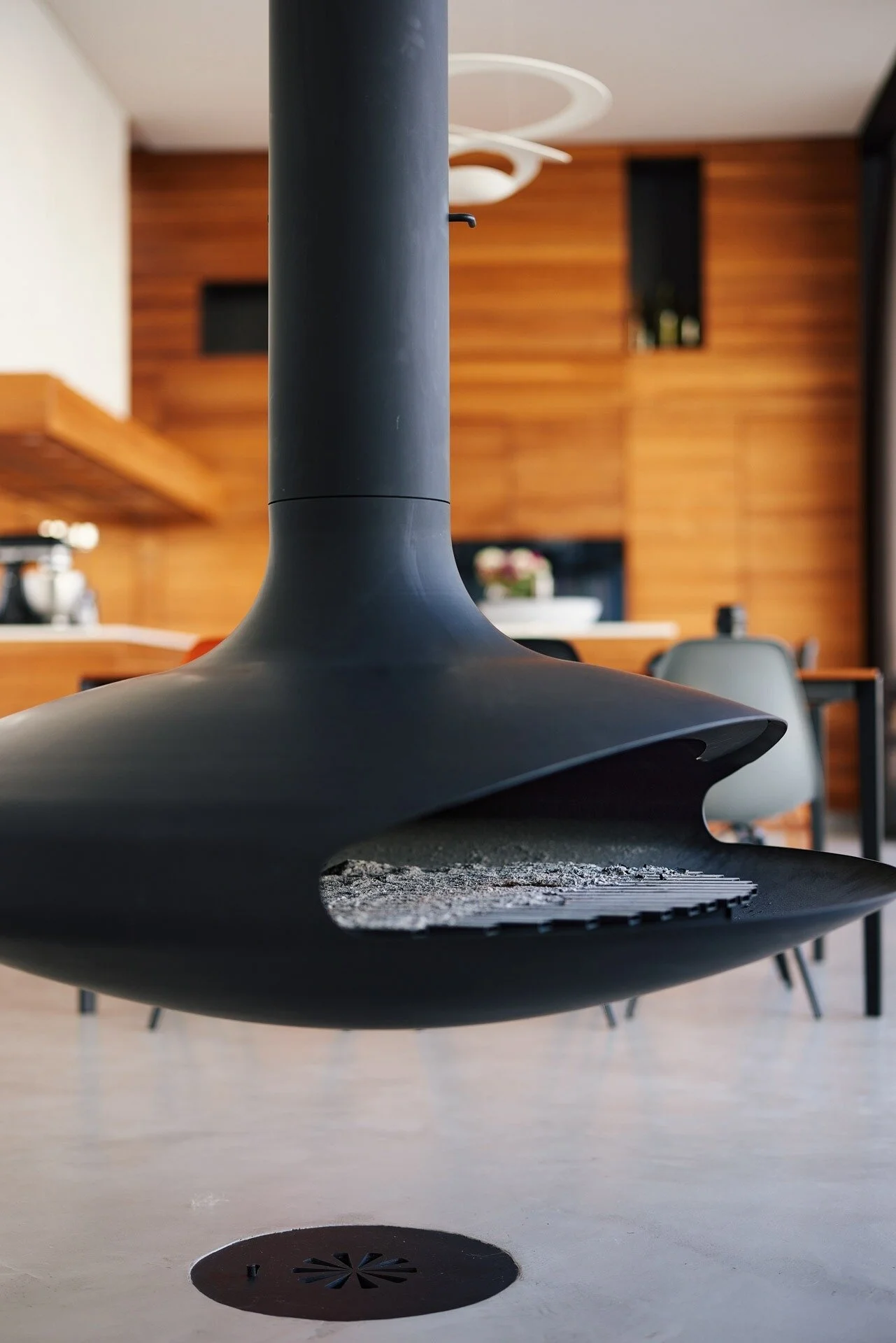 Modern_black_fireplace_in_contemporary_interior_setting.jpeg