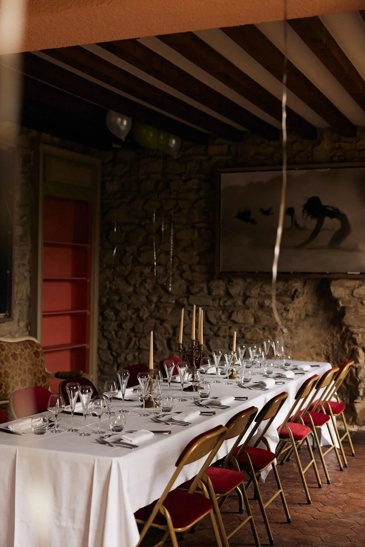 Une_table_élégante_avec_des_chaises_rouges_et_une_nappe_blanche.jpeg.jpg