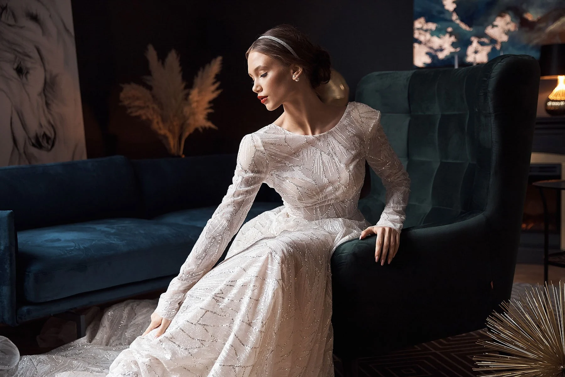Femme_en_robe_blanche_élégante_assise_sur_une_chaise_verte.jpg