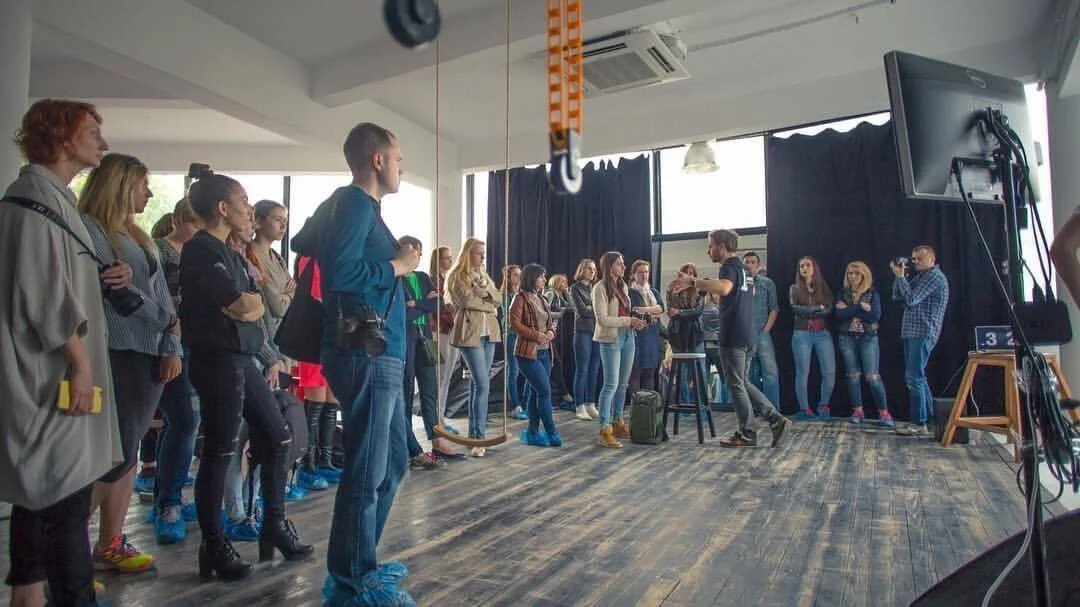 Group_of_photographers_in_a_studio_during_a_workshop.jpg