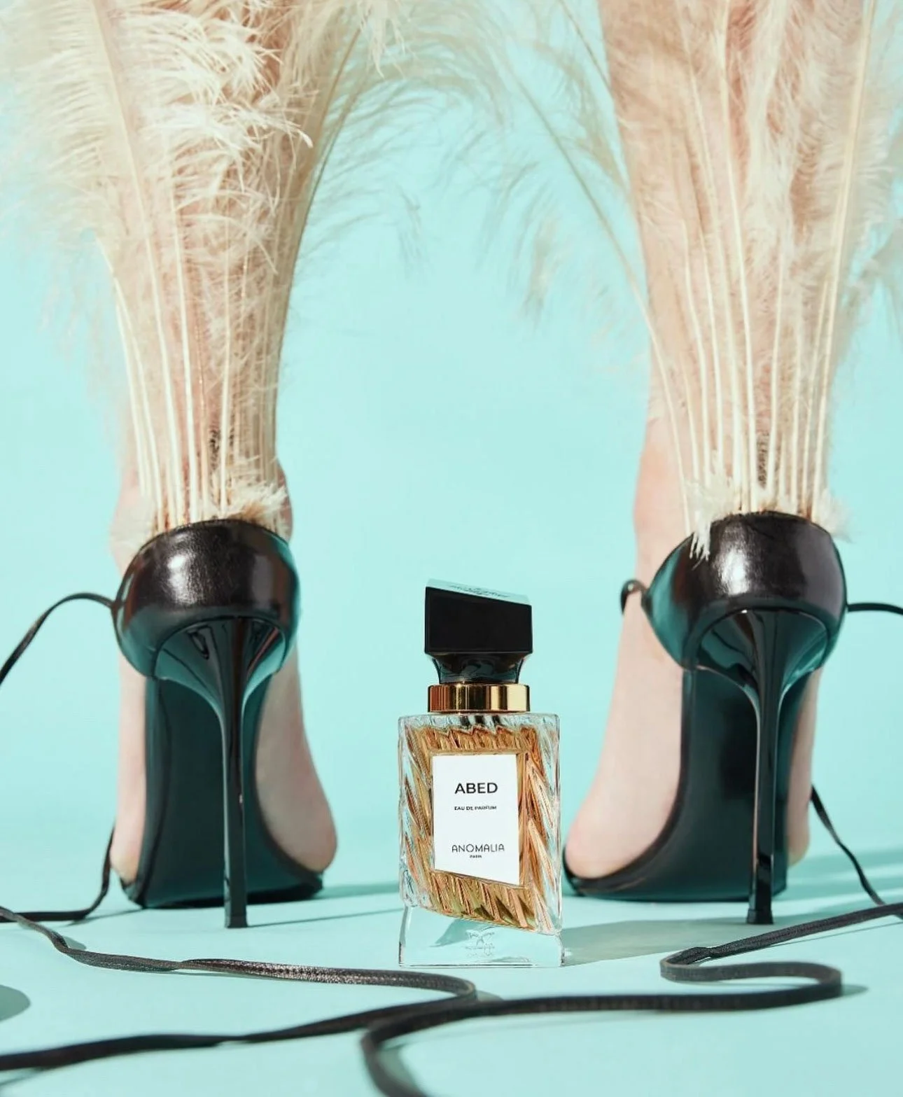 Talons hauts et flacon de parfum sur fond aquatique.jpg