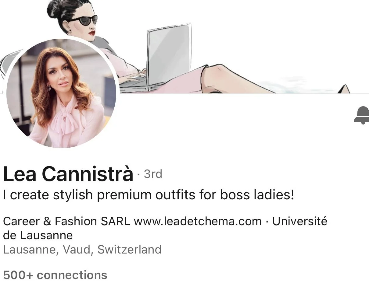 Femme_en_blouse_rose_avec_cheveux_longs_et_lunettes.jpeg