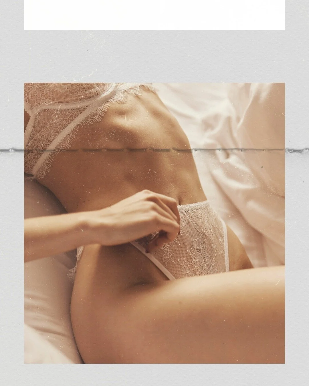 Gros plan_d'une_femme_dans_la_lingerie_sur_un_lit.JPG