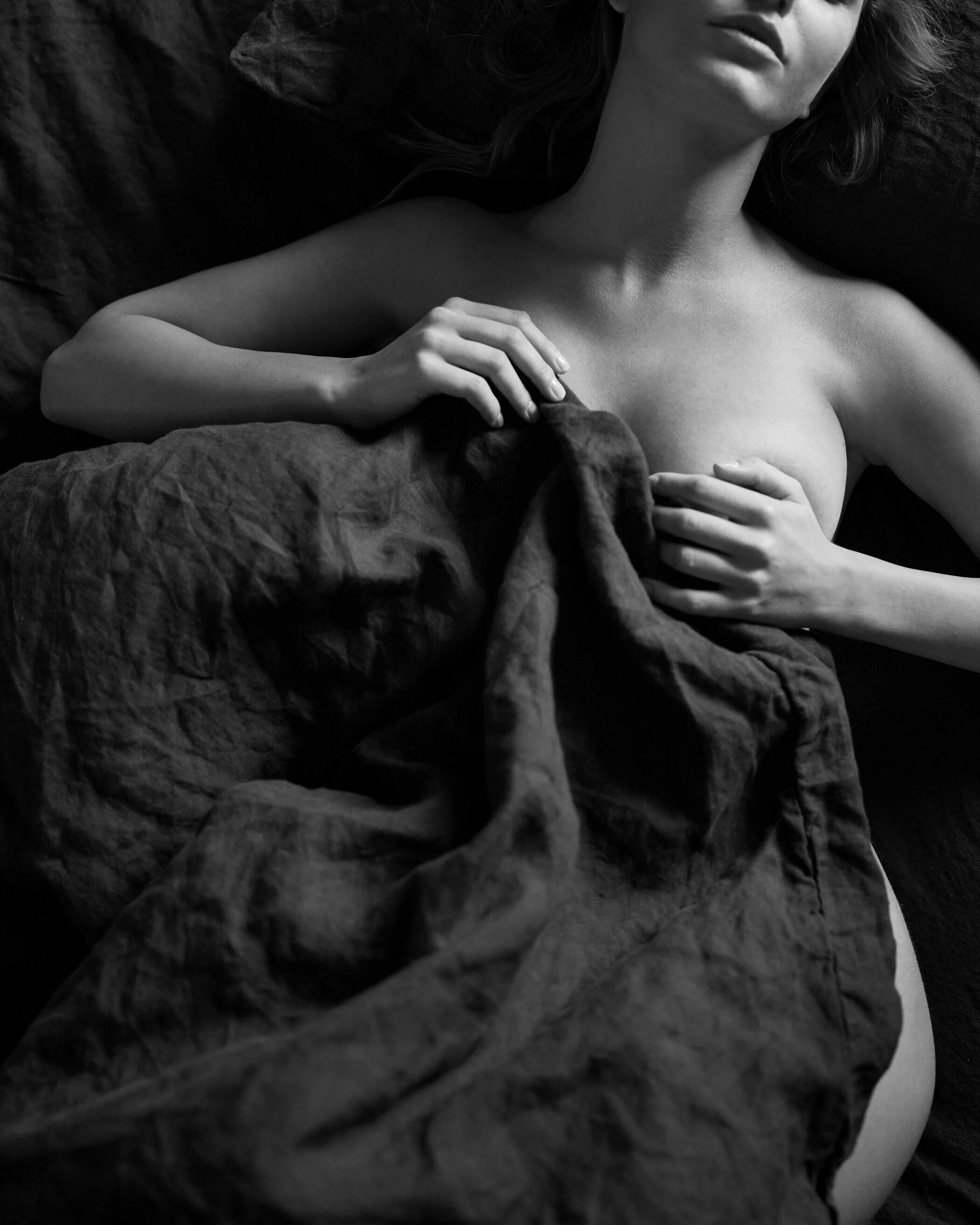 Black_and_White_Portrait_of_a_Woman_with_Draped_Fabric.jpg