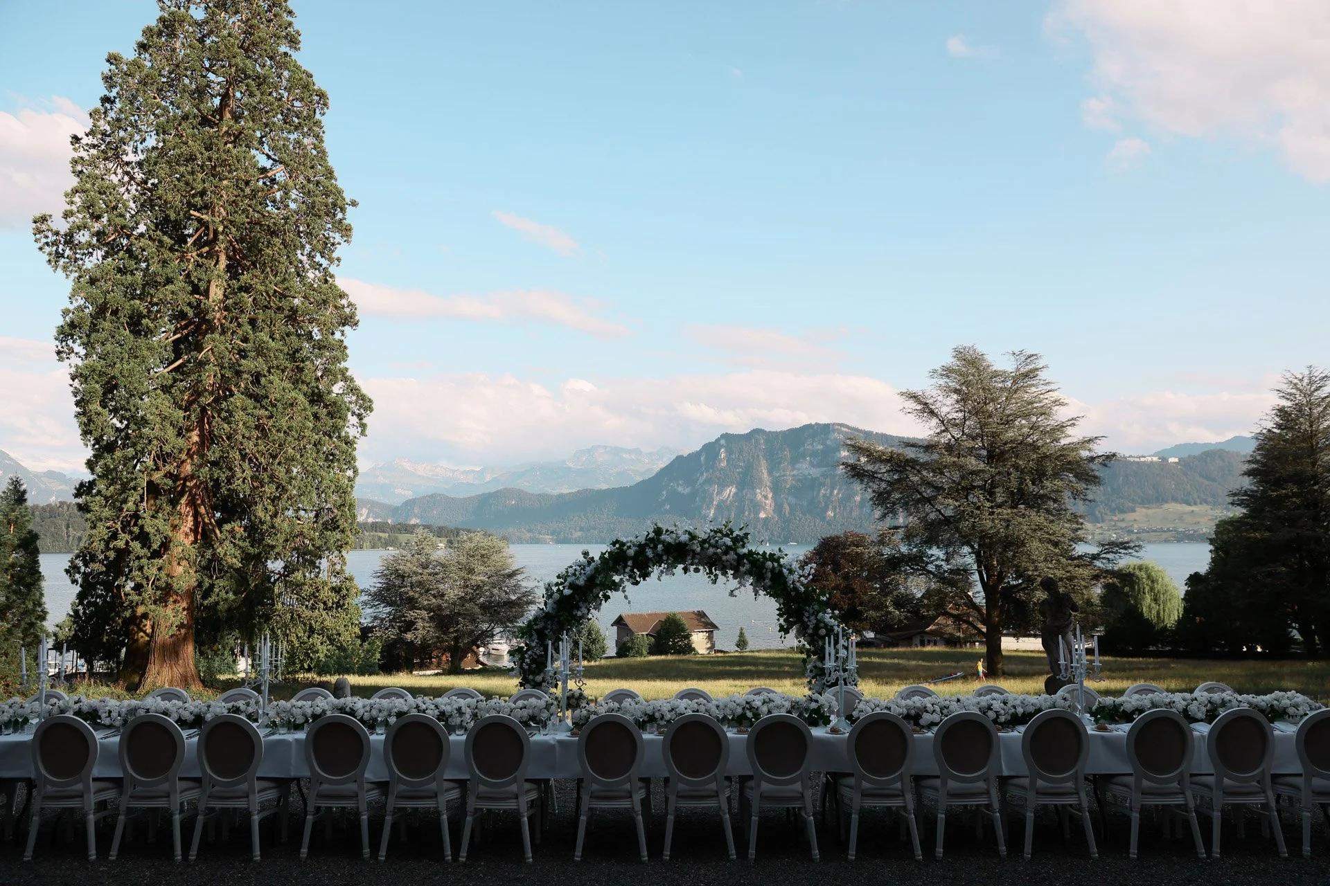 Élégant_coin_repas_en_plein_air_avec_vue_sur_le_lac_et_les_montagnes.jpeg