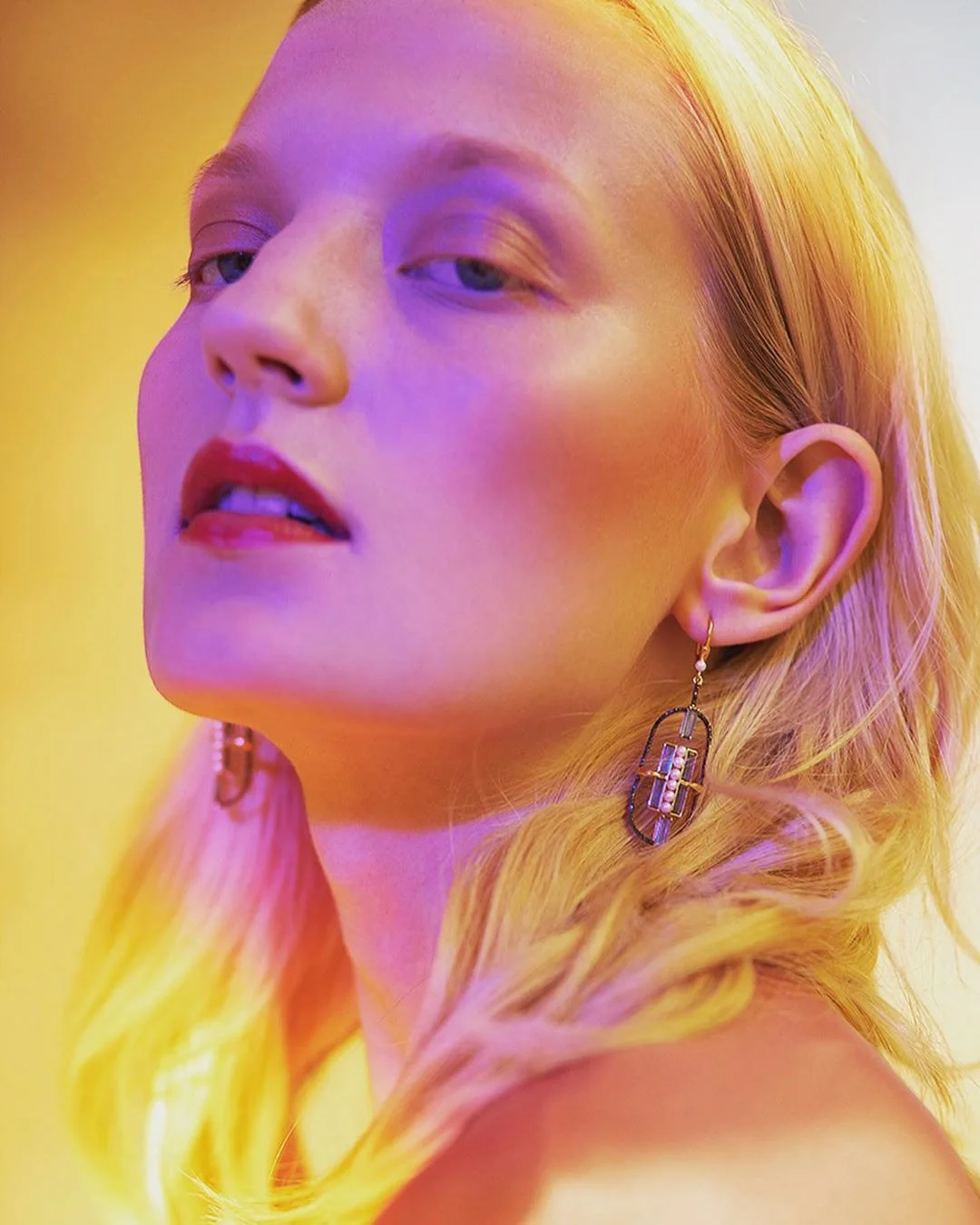 Gros plan d'une femme aux cheveux blonds et aux boucles d'oreilles.jpg