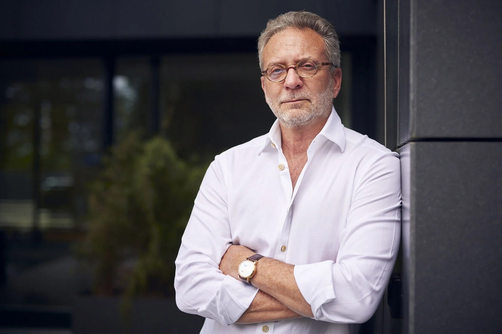 Man_in_white_shirt_with_glasses_posing_outdoors.jpg
