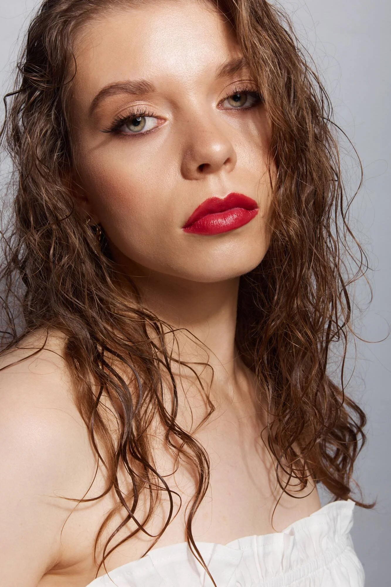Close-up_of_woman_with_curly_hair_and_red_lips.jpg