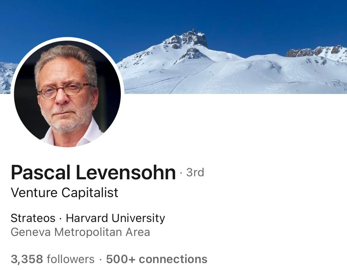 Homme_avec_lunettes_et_barbe_dans_la_montagne_neigeuse.jpeg