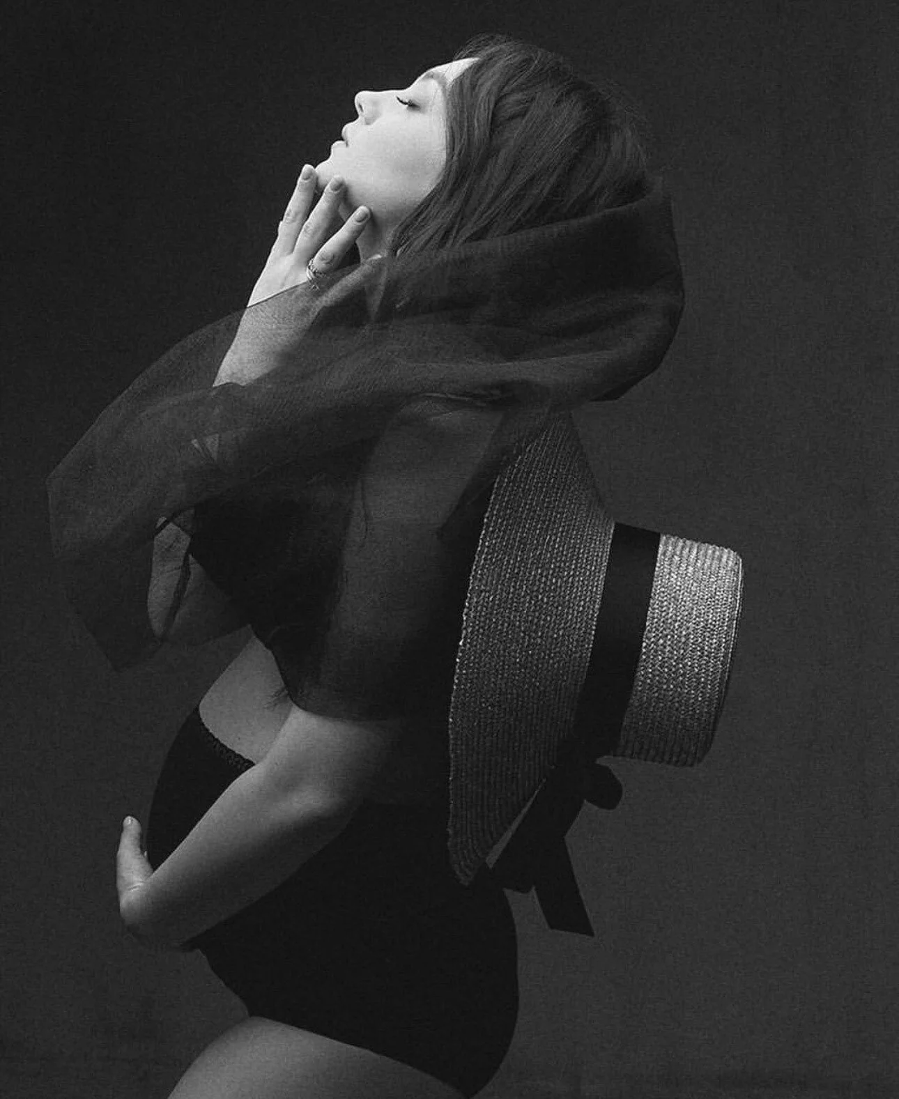 Pregnant_woman_in_black_outfit_with_straw_hat.jpeg