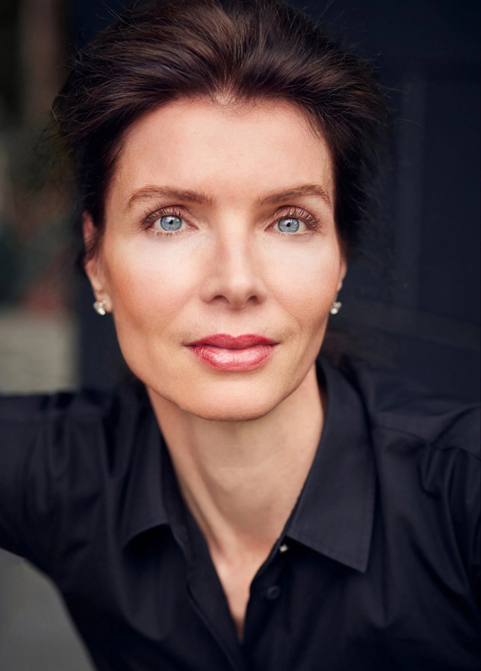 Close-up_portrait_of_a_woman_in_a_black_shirt.JPG