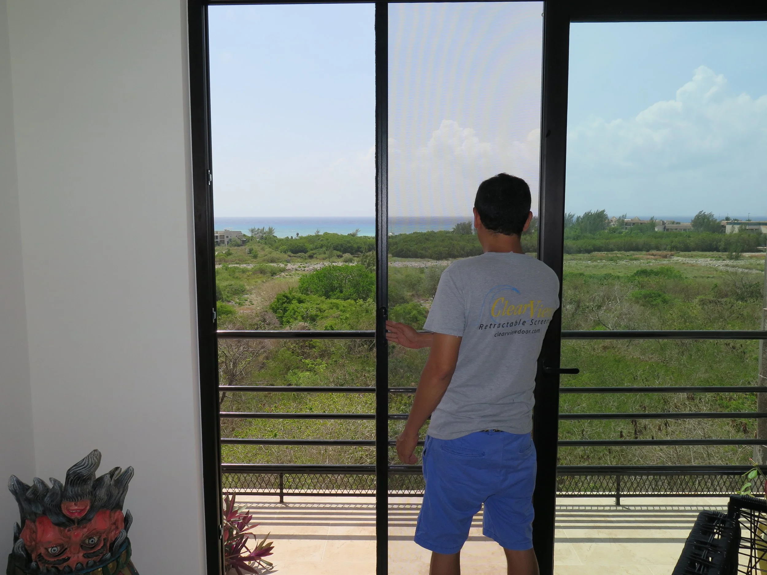 Retractable Screen in Black
