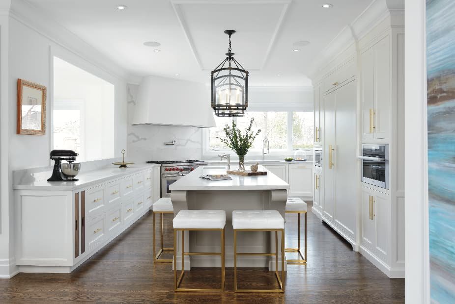ceiling-crown-moulding-and-marble-wall-decor-in-custom-itchens-that-never-go-out-of-style.png