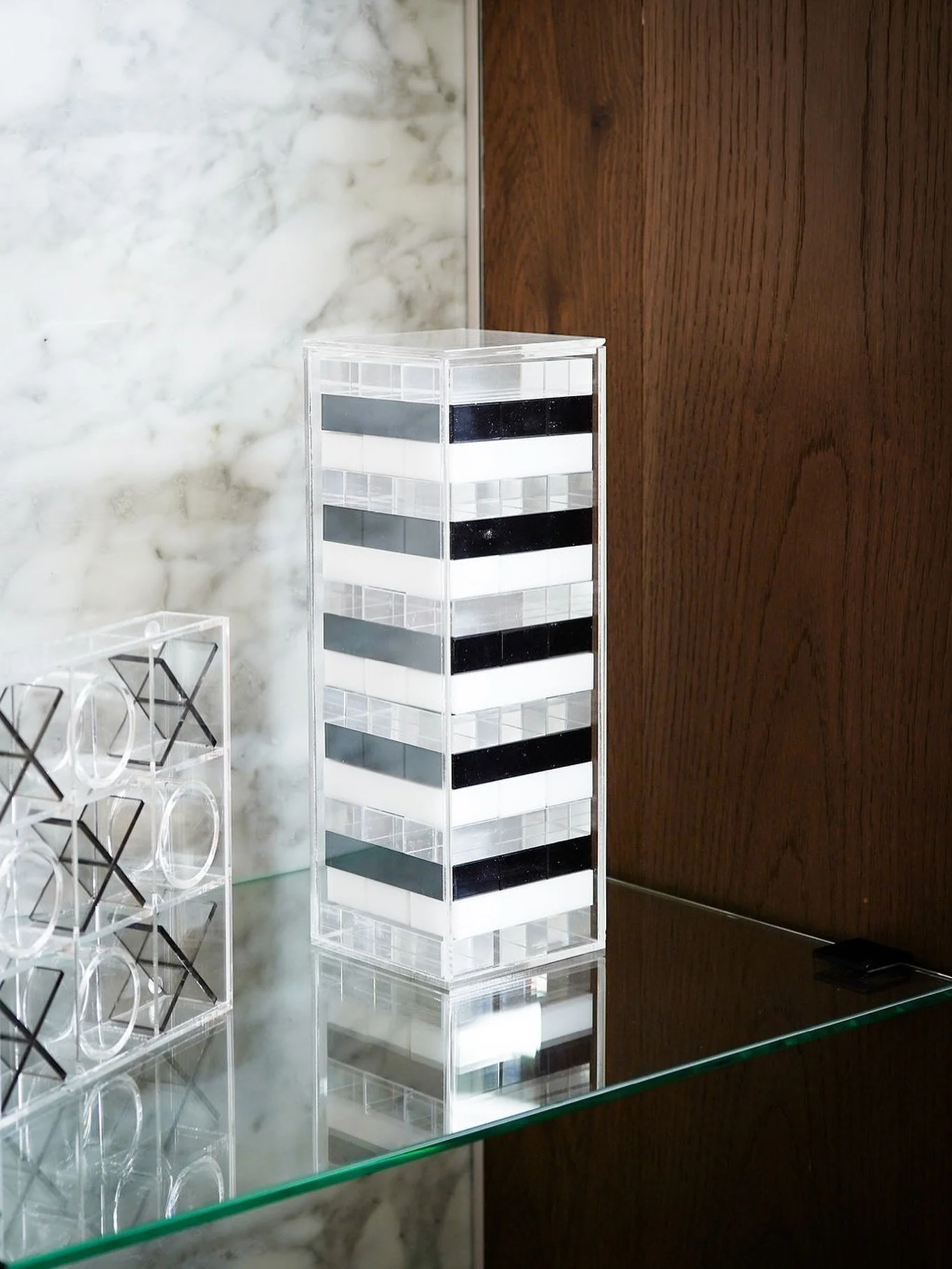 Dise&ntilde;o que juega con la forma, el contraste y el momento.

Jenga Black &amp; White de LUKI HOME redefine el juego:
acr&iacute;lico lucite, est&eacute;tica minimalista y el balance perfecto entre diversi&oacute;n y sofisticaci&oacute;n.

Dispon