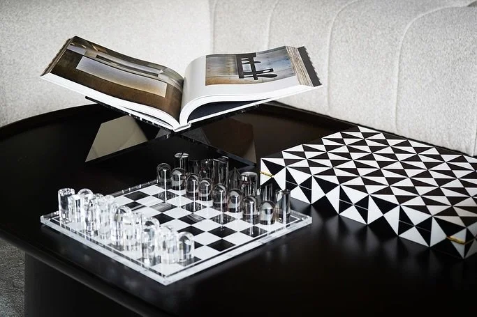 Juego, dise&ntilde;o y presencia en un solo objeto.
El Chess Black &amp; White de LUKI HOME transforma un cl&aacute;sico en una pieza de exhibici&oacute;n: l&iacute;neas puras, acr&iacute;lico impecable y un contraste que viste cualquier mesa con una