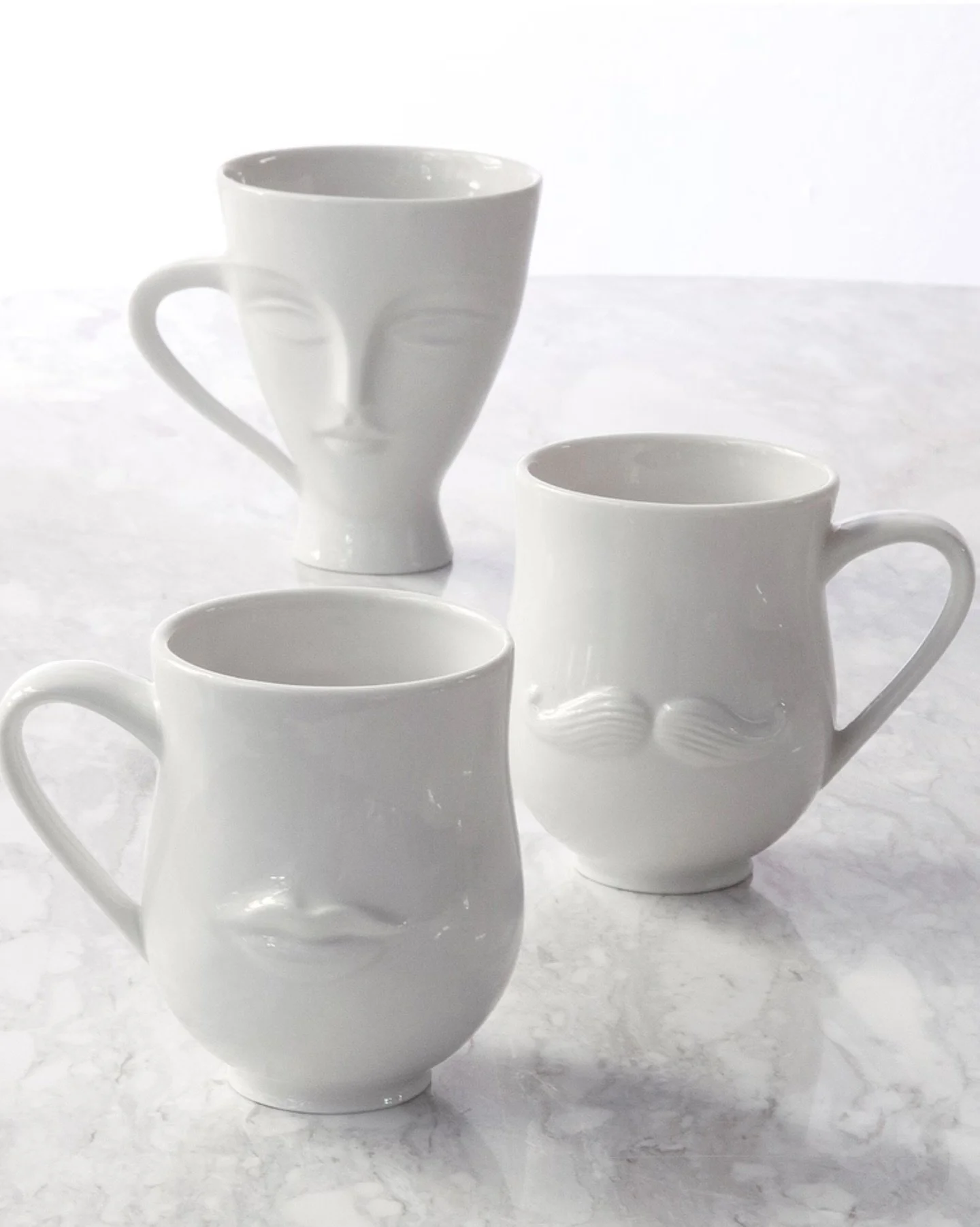 Tazas que hacen conversaci&oacute;n desde el primer sorbo.

Las mugs de Jonathan Adler &mdash;Giuliette y Mr. &amp; Mrs. Muse&mdash; convierten el caf&eacute; de todos los d&iacute;as en un peque&ntilde;o ritual de dise&ntilde;o: porcelana blanca, re