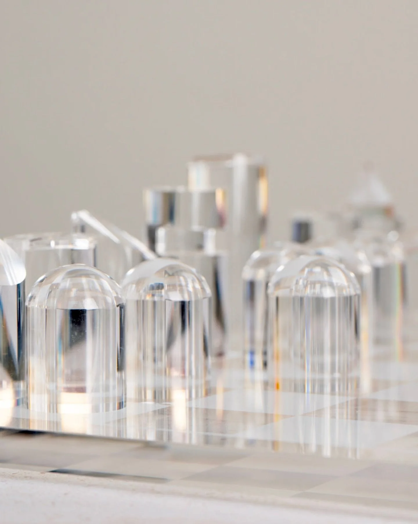 Dise&ntilde;o que juega con la luz, el espacio y el momento.
El Ajedrez Shadows de LUKI HOME redefine el juego: acr&iacute;lico premium, est&eacute;tica et&eacute;rea y transparencia absoluta para quienes prefieren que incluso el ocio tenga arquitect