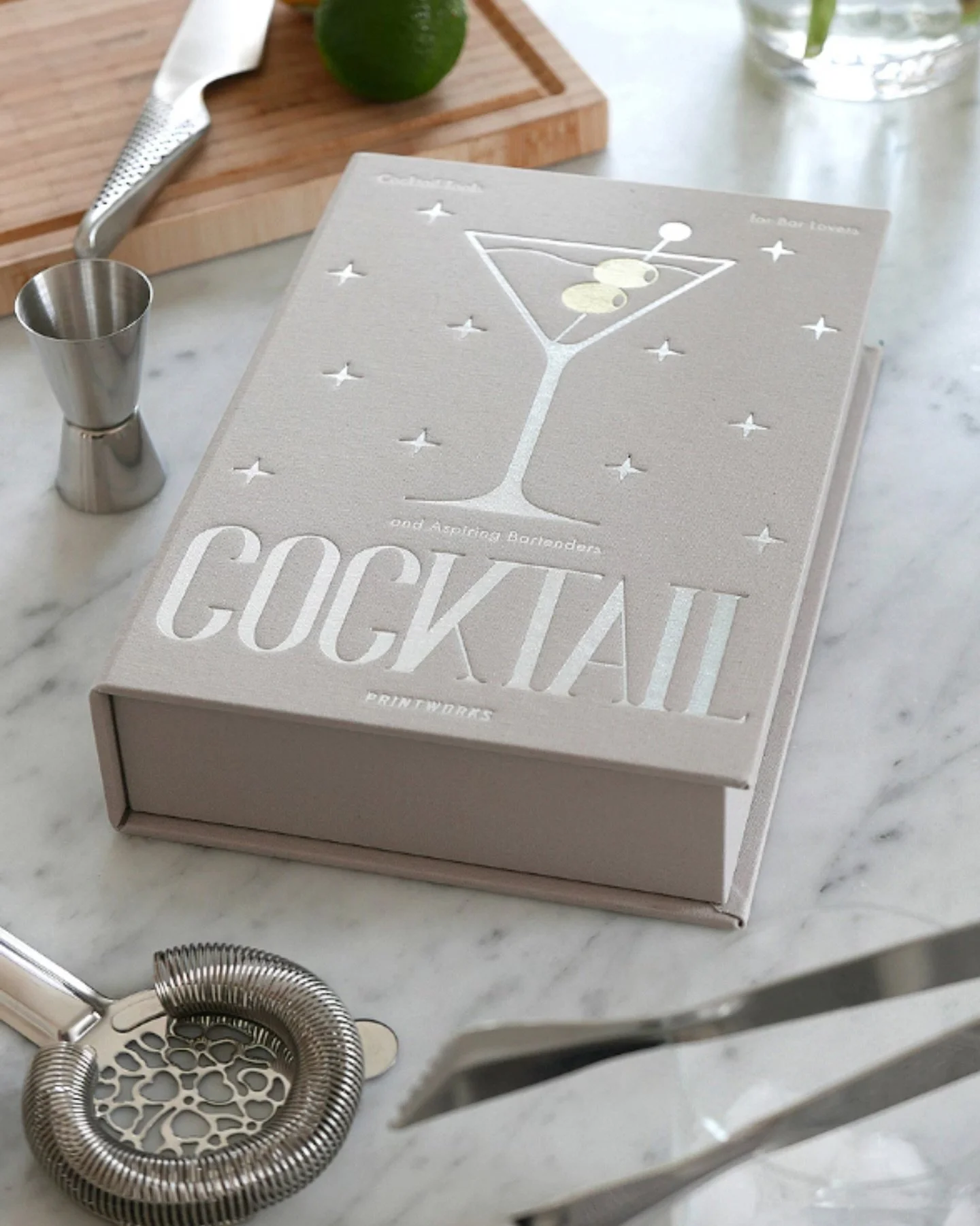 Inspiraci&oacute;n, dise&ntilde;o y un toque de celebraci&oacute;n en un solo objeto.

✦ El Cocktail Book de PRINTWORKS ✦ convierte un recetario en una pieza de mesa: portada textil con brillo sutil, est&eacute;tica minimalista y un contenido pensado