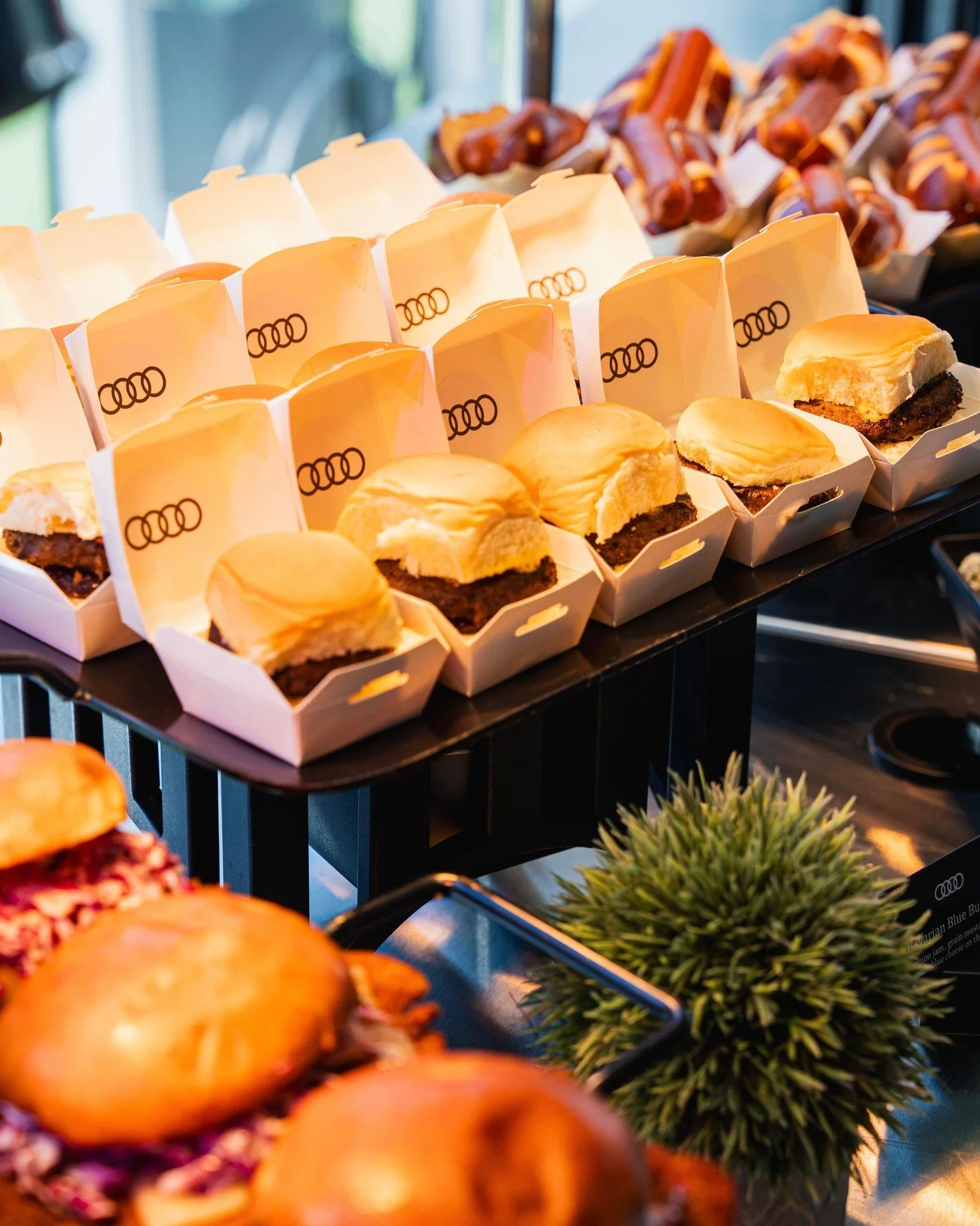 Our guests fueled up on flavor with irresistible bites at the Audi Q6 event in Miami 🚘🍔🌴 #BrandedBites #AudiQ6Miami #CuratedExperiences