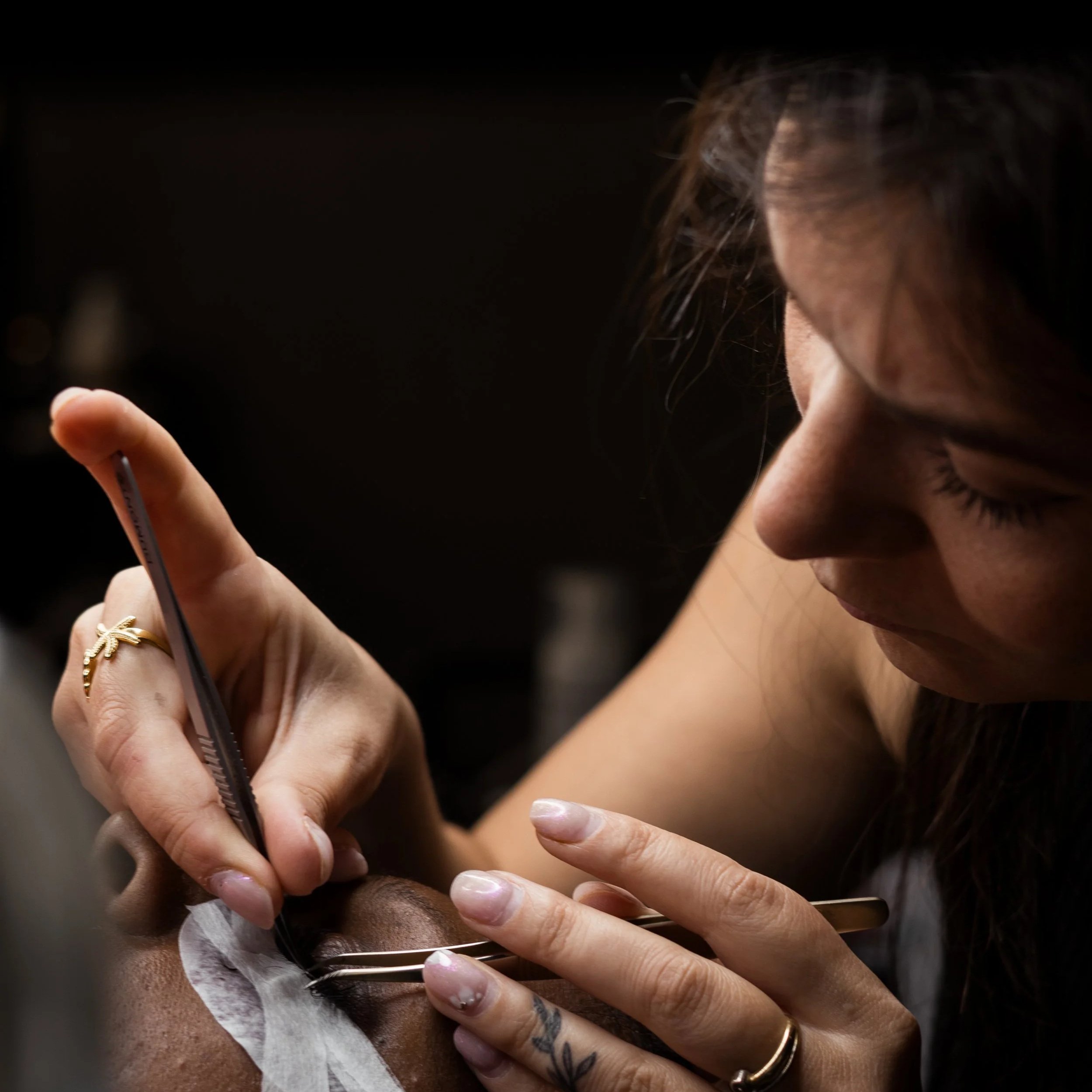 Femme pratiquant une épilation de sourcils