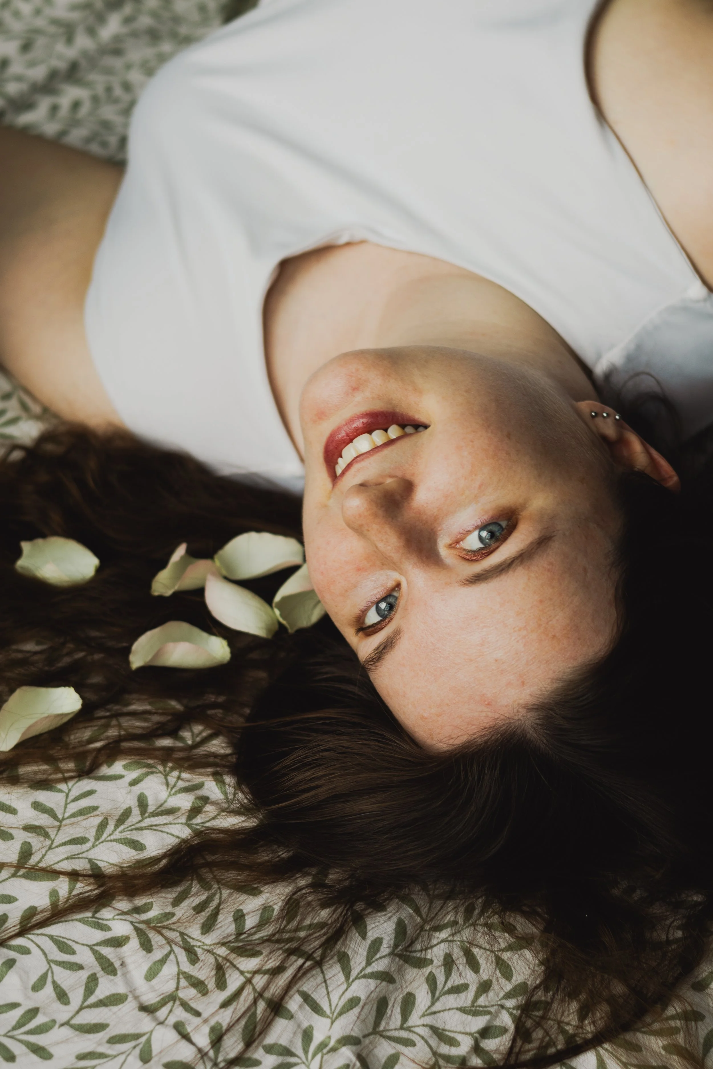 Portrait de femme avec pétales de fleurs dans les cheveux