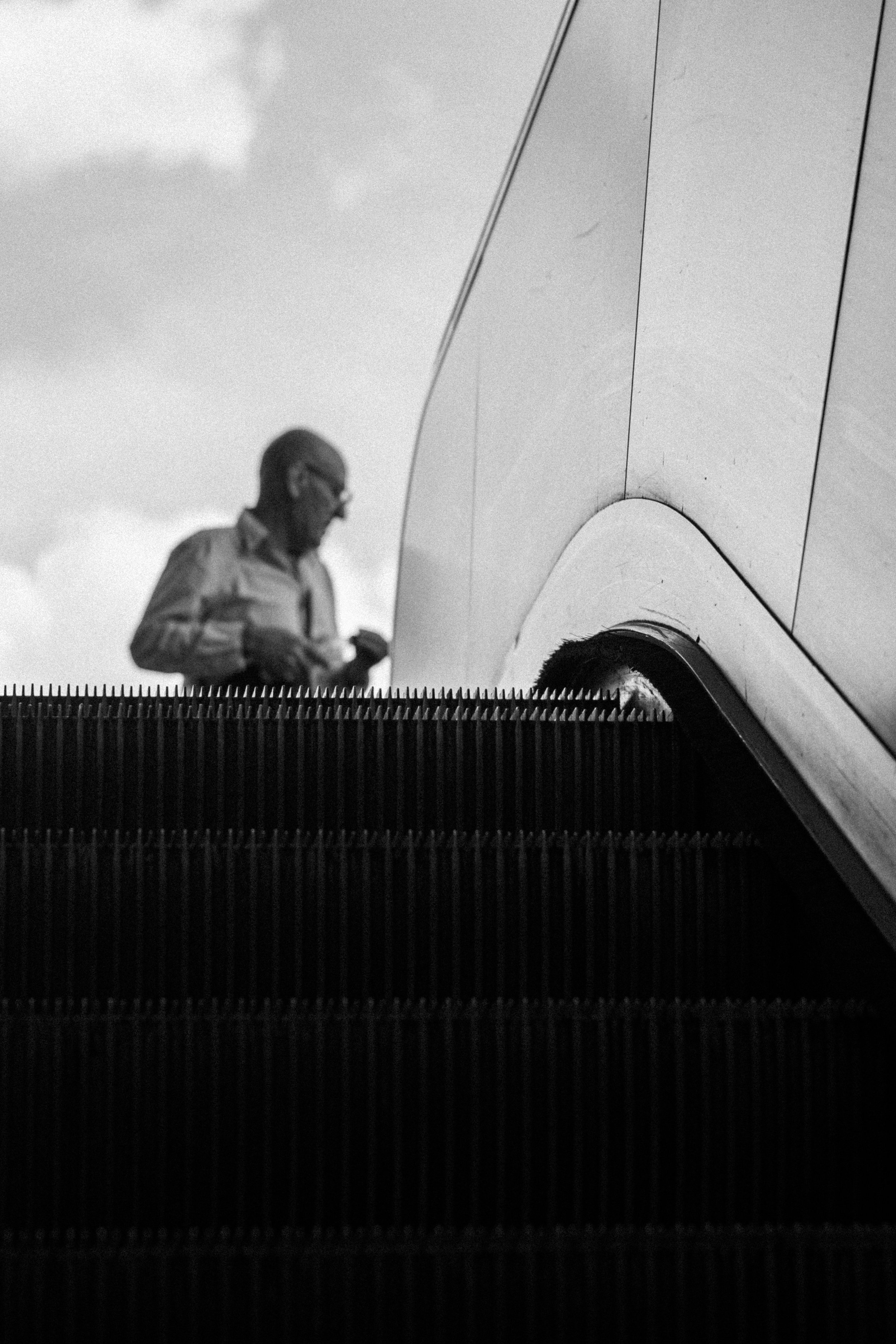 Un homme au-dessus d'un escalator