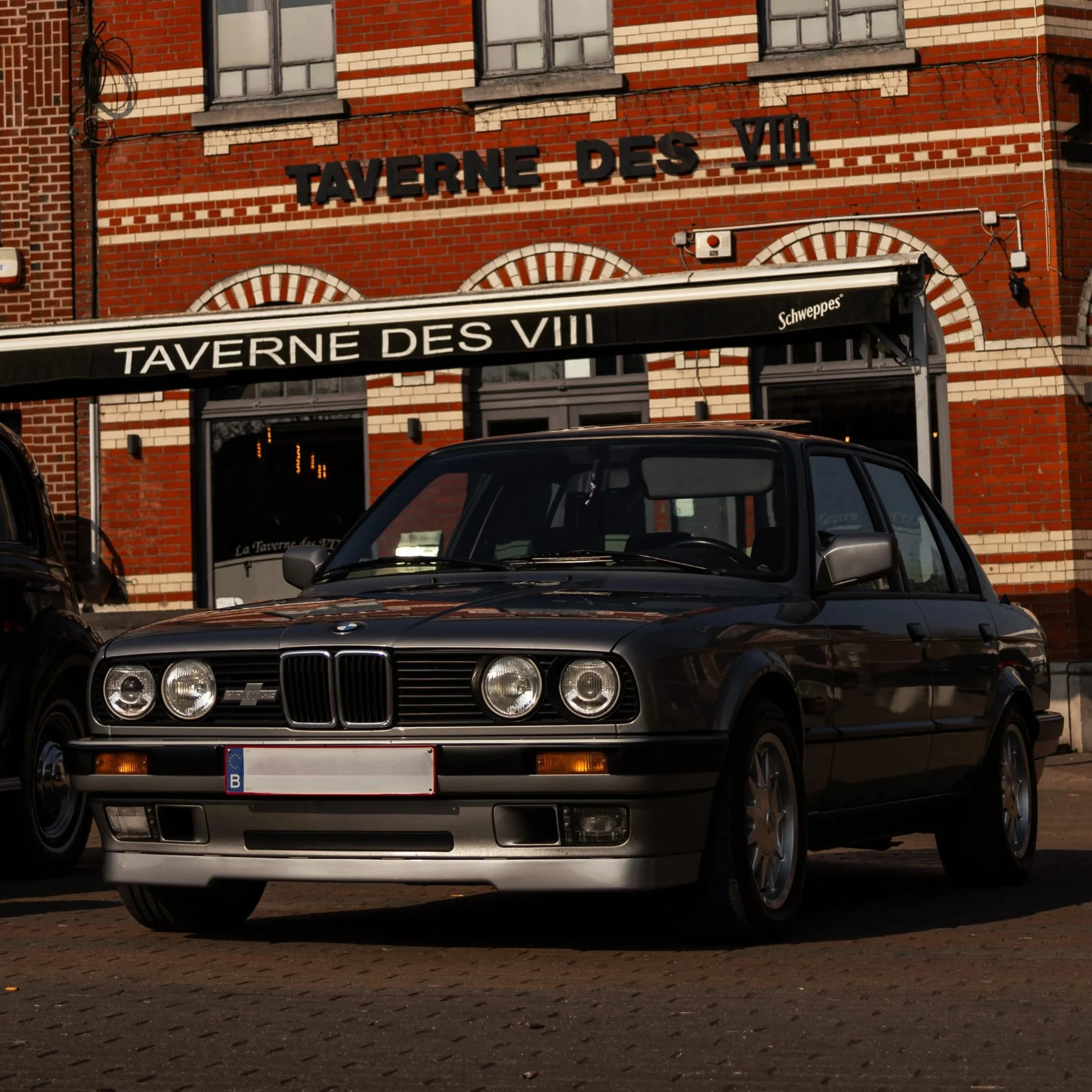Voiture devant un bâtiment
