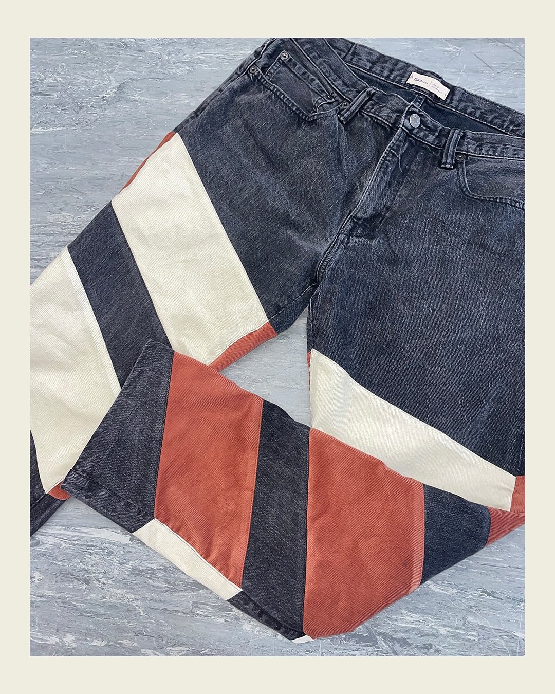 ⚡️CUSTOM CORD JEANS⚡️

One-of-a-kind straight leg GAP denim (secondhand), reworked with white &amp; brown corduroy panels.

📏 Size: 34&rdquo; waist x 30&rdquo; leg 
💸 Price: &pound;80

#customjeans #corduroystyle #upcycledfashion #sustainablestyle 