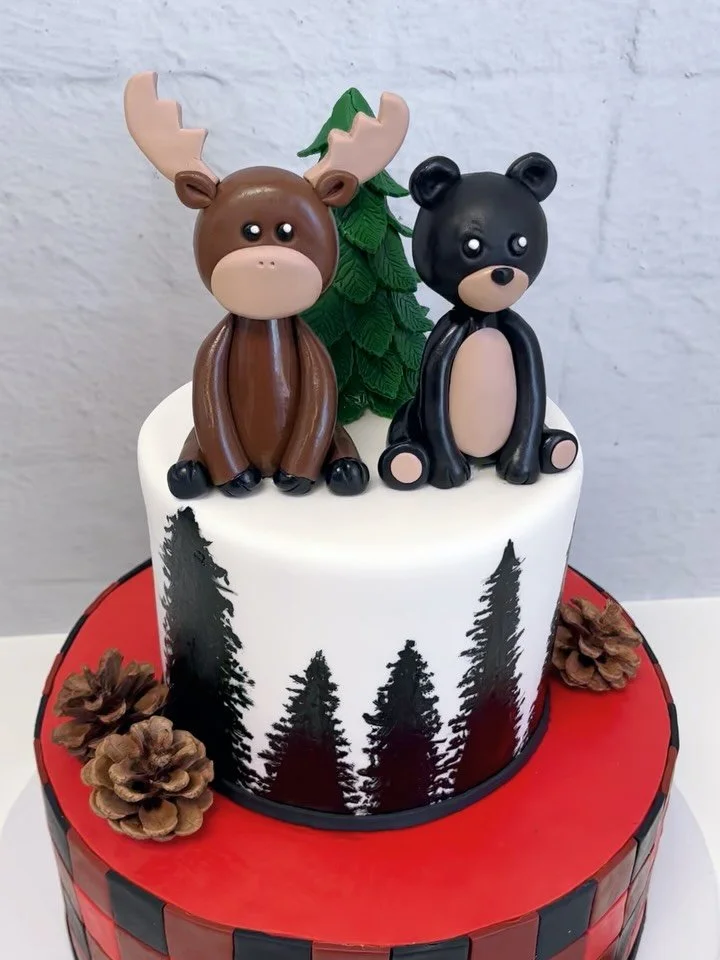 A sweet little moment 🤎🖤
This cozy woodland cake features hand-crafted details, a classic buffalo plaid tier, and the sweetest little forest friends on top. 🌲🐻 #ChantillyCakesEP #WinterCake #WoodlandCake #ForestThemeCake #CustomCakesElPaso