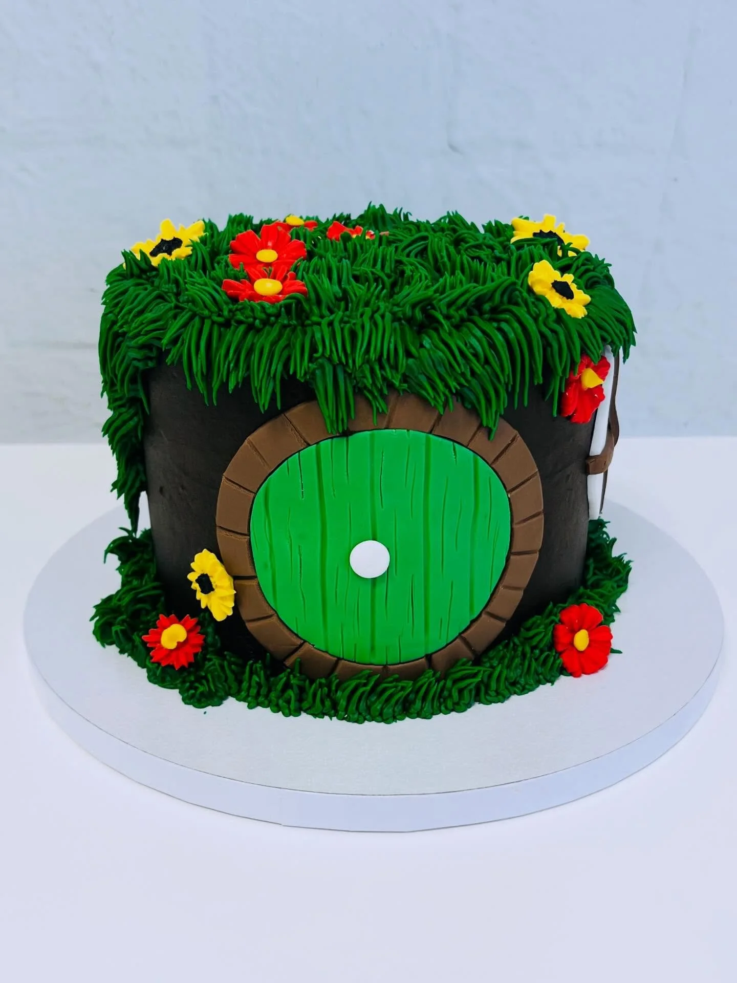 A little hobbit hole for a very special ONE 🪵🌼
This cozy hobbit-themed cake and cupcakes were made to celebrate a sweet one-year-old, complete with grassy textures, woodland details, and the cutest little doors. A celebration straight out of the Sh