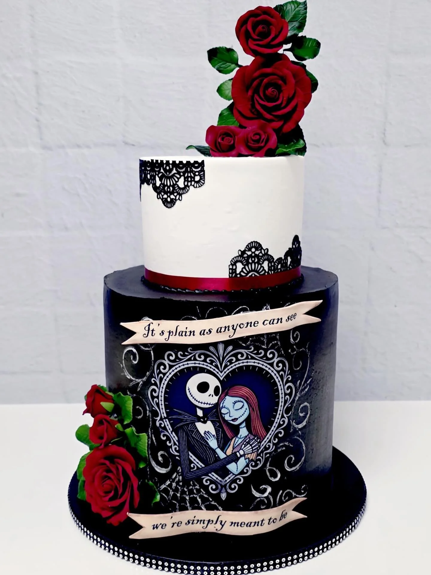 Love is in the details 🖤🌹
This special engagement cake was made with so much love for one of our own. We&rsquo;re beyond happy to celebrate Adriana &amp; Javier and this beautiful new chapter they&rsquo;re beginning together. Wishing you both a lif