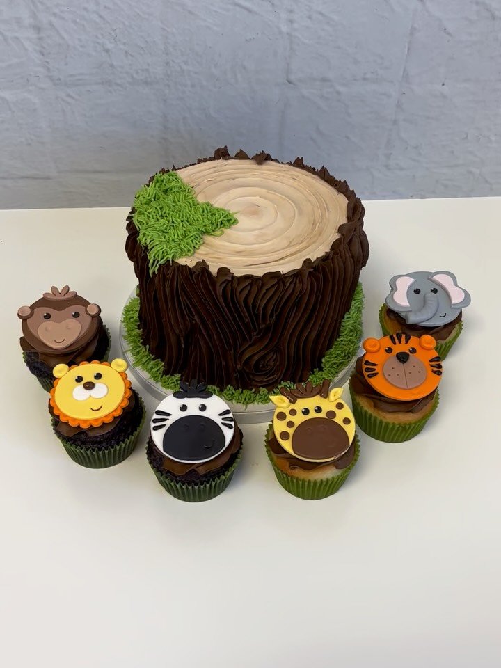 A little jungle magic for a sweet celebration 🐒🦁🌿
This adorable cake and cupcake set features hand-decorated safari animals paired with a tree-stump inspired cake &mdash; perfect for wild one birthdays and animal-loving little ones. Every detail i