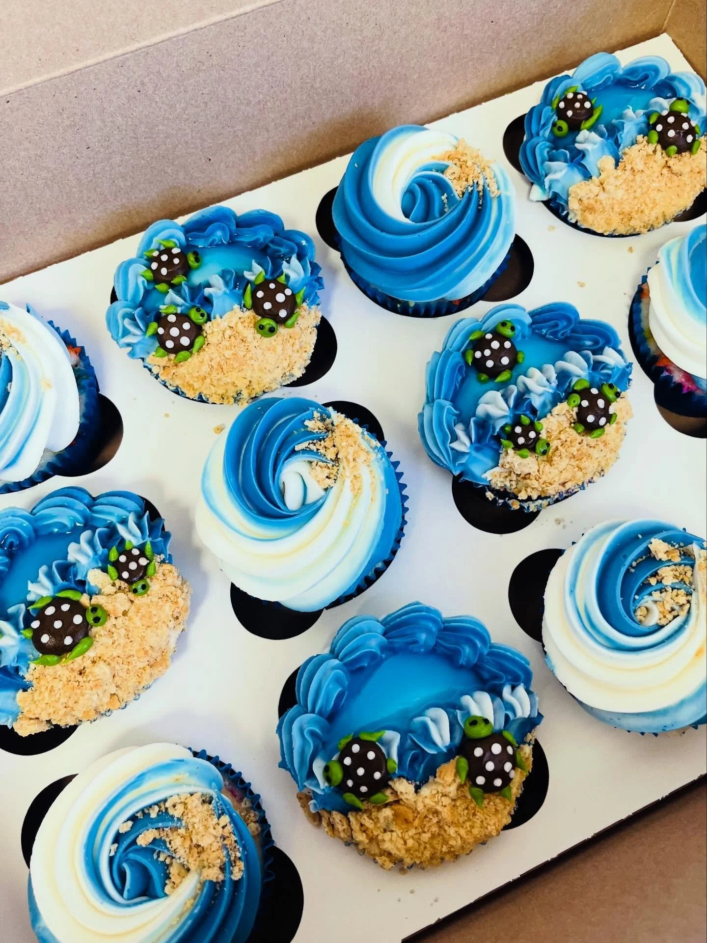 We don&rsquo;t just do cakes &mdash; we do cupcakes too! ✨
From simple and elegant to fun, themed, and highly detailed designs, we love bringing every sweet vision to life, one cupcake at a time. 🧁💜
Perfect for birthdays, weddings, baby showers, sc